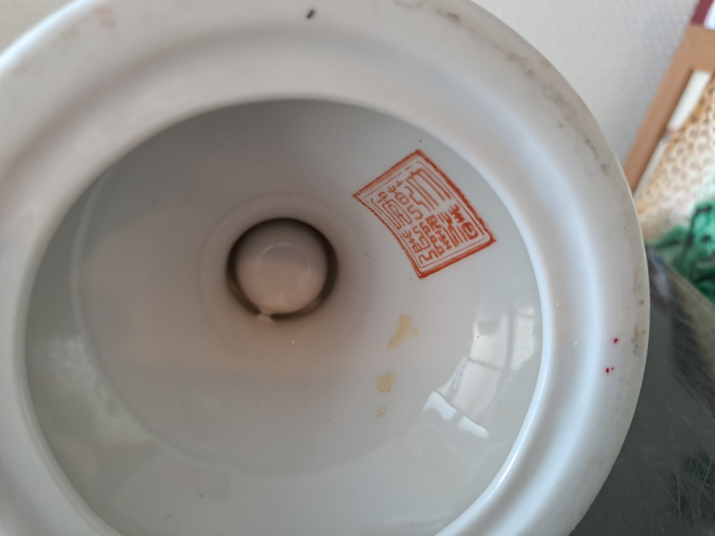 Paire De Bougeoirs Asiatiques. Signature En Rouge À Identifier Lotus Échassiers