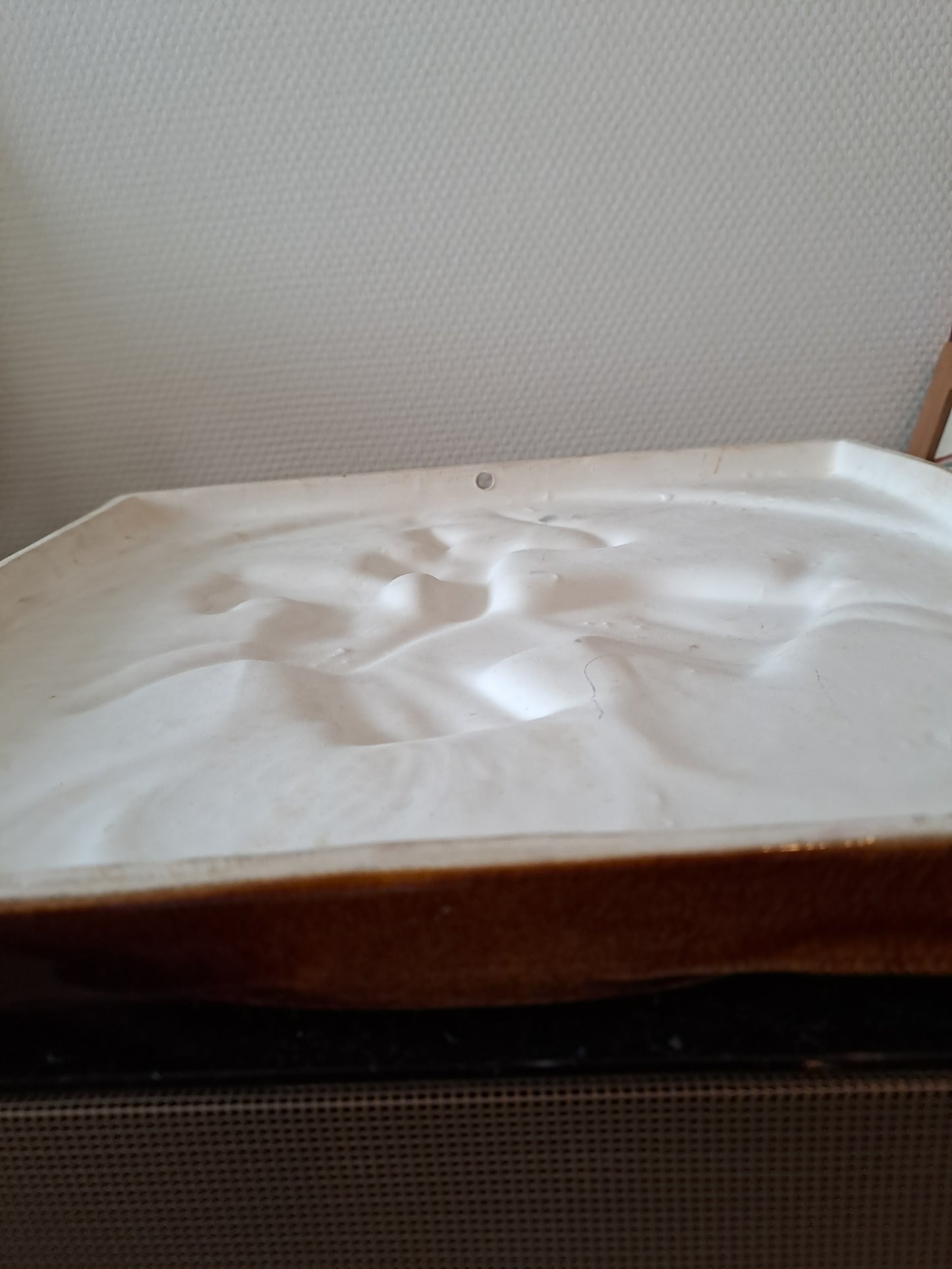 Plaque En Faïence Émaillée Polychrome À Décor de Chevalier. 33X33 Cm.