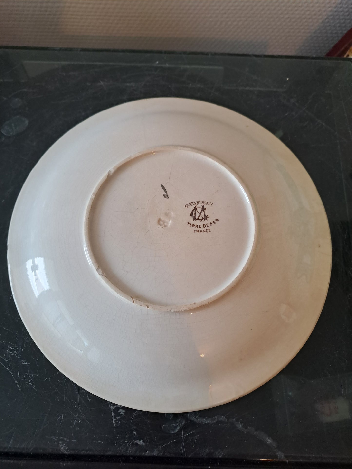 Assiette decorative Musicale. Creuil-Malmaison. Terre De Fer. 9B.