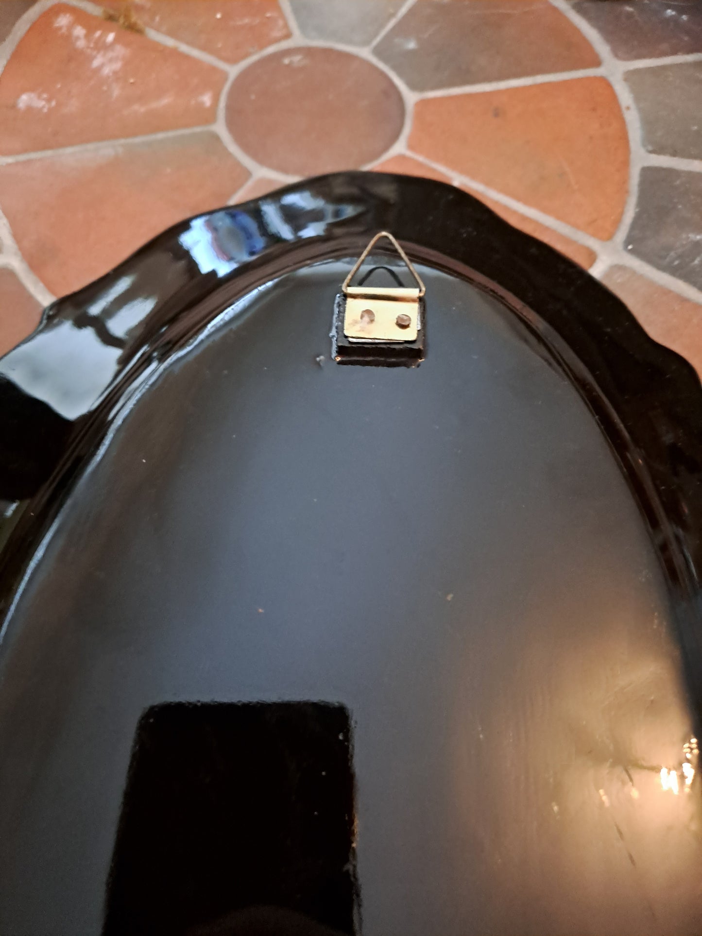 Plat De Laque Marquetes Incrustations De Nacre Figurant 3 Personnages Sur Une...