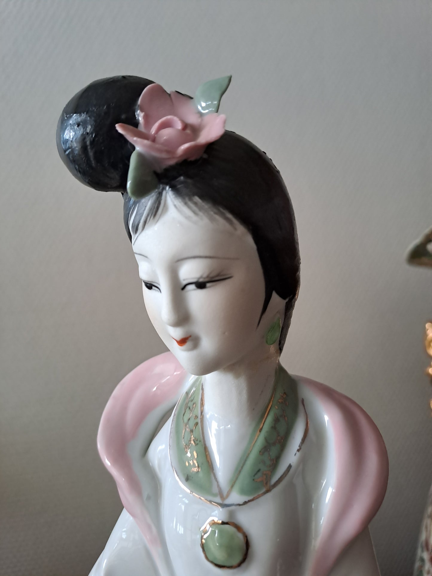 Statue Geisha. Porcelaine / Visage Biscuit. Jeu De Go. 30.5 X 17 X 12 Cm.