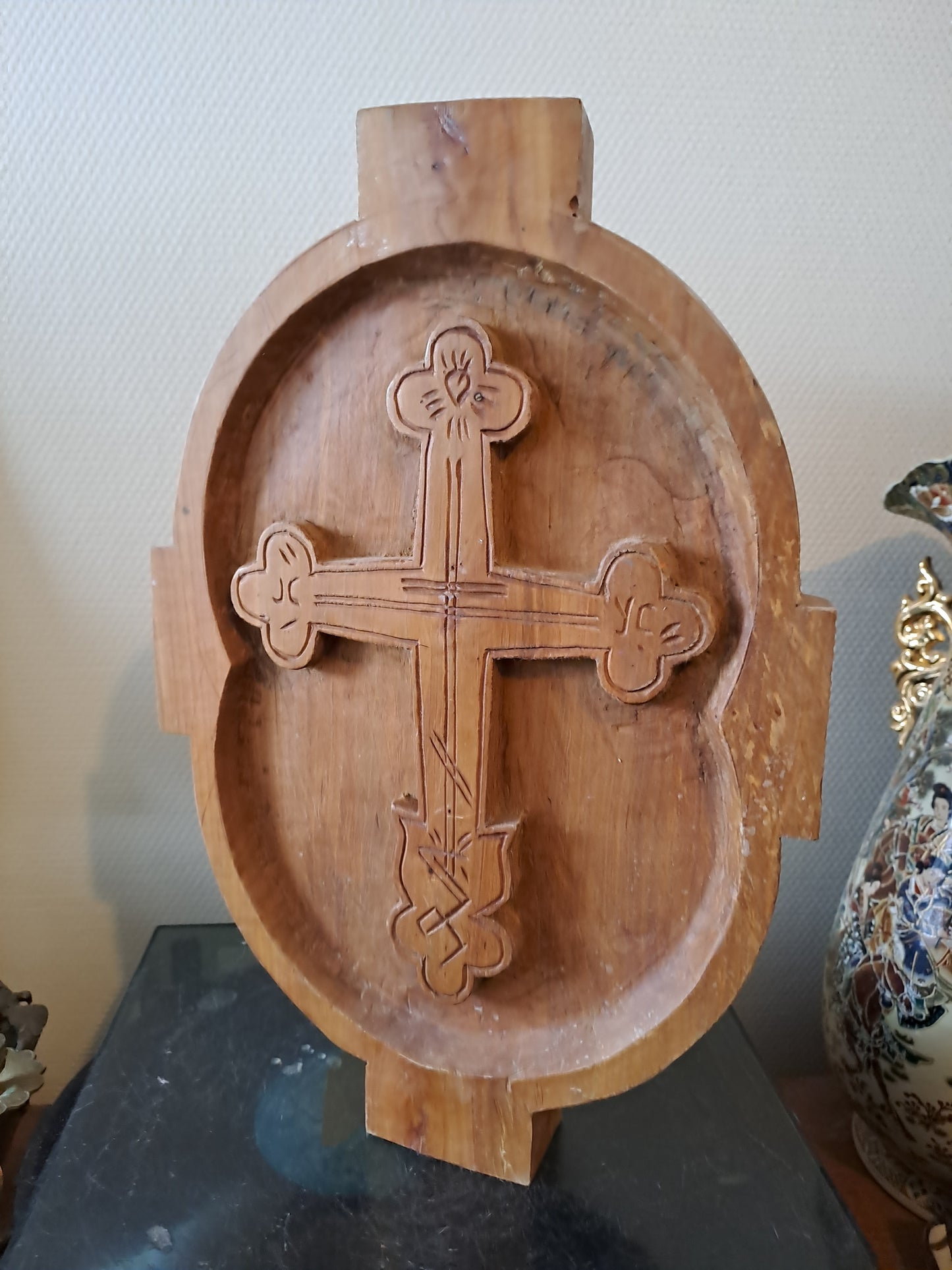 Croix Sculpté Dans Bois Massif.