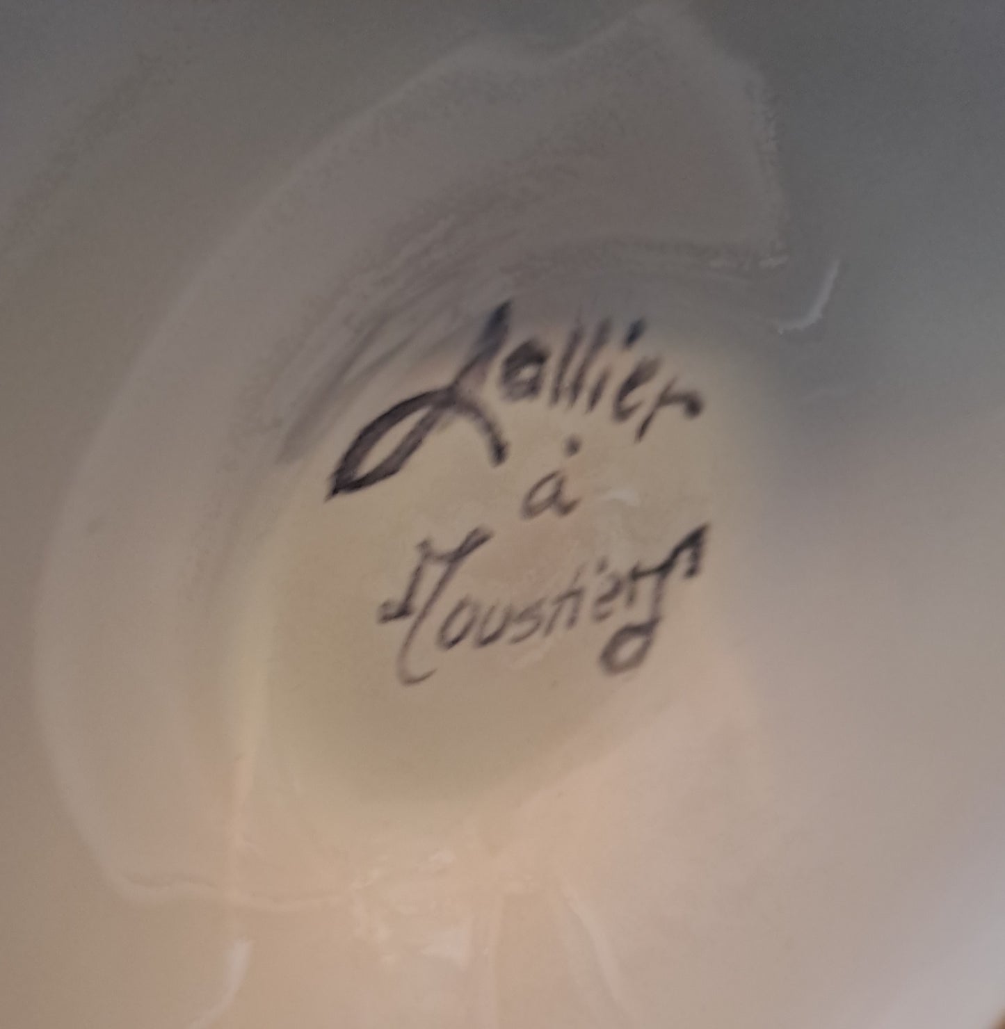 Vase Moustiers. Pique fleurs. Lallier. 27.5 Cm X 19 Cm X 12 Cm.