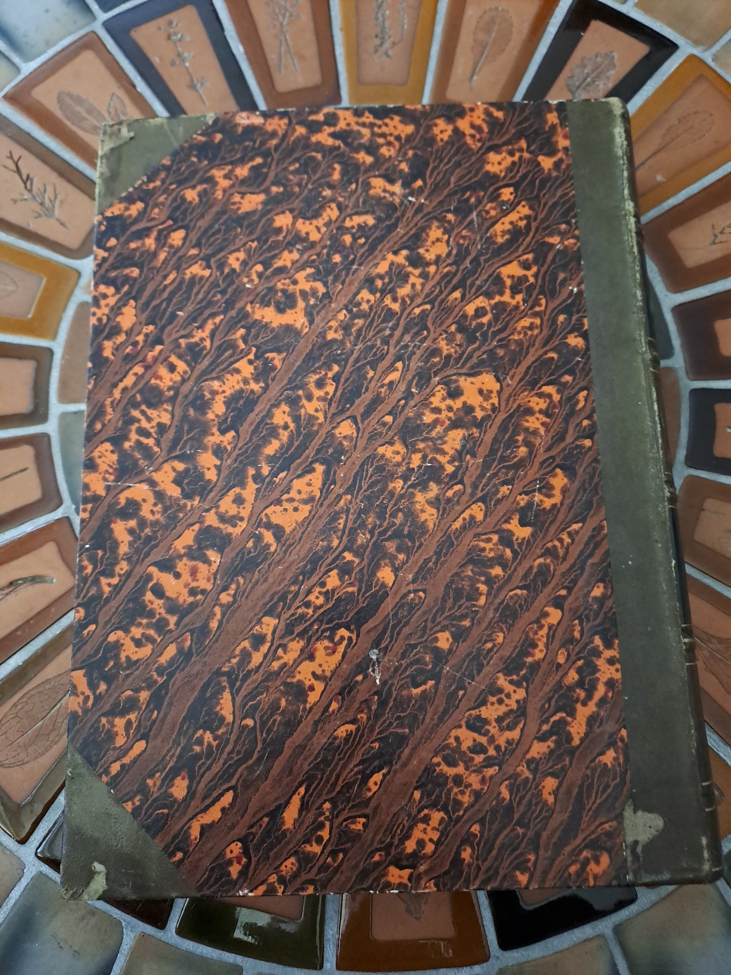 Encyclopedie Catholique.
Répertoire universel et raisonné des sciences, des sciences, des lettres, des arts et des métiers, formant une bibliothèque universelle.
Publiée sous la direction de :
De M. Abbé Glaire,
Professeur d'hébreu à la Sorbonne,
De M. Le Vte walsh,
Et d'un comité d'orthodontie.
1840.
Tome Second.
Alex. - Athan.
Ouvrage en bel état.
Jaunit, ne gênant en rien la lecture.
Les photos font offices de description.
Parent-desbarres, éditeur, Paris.