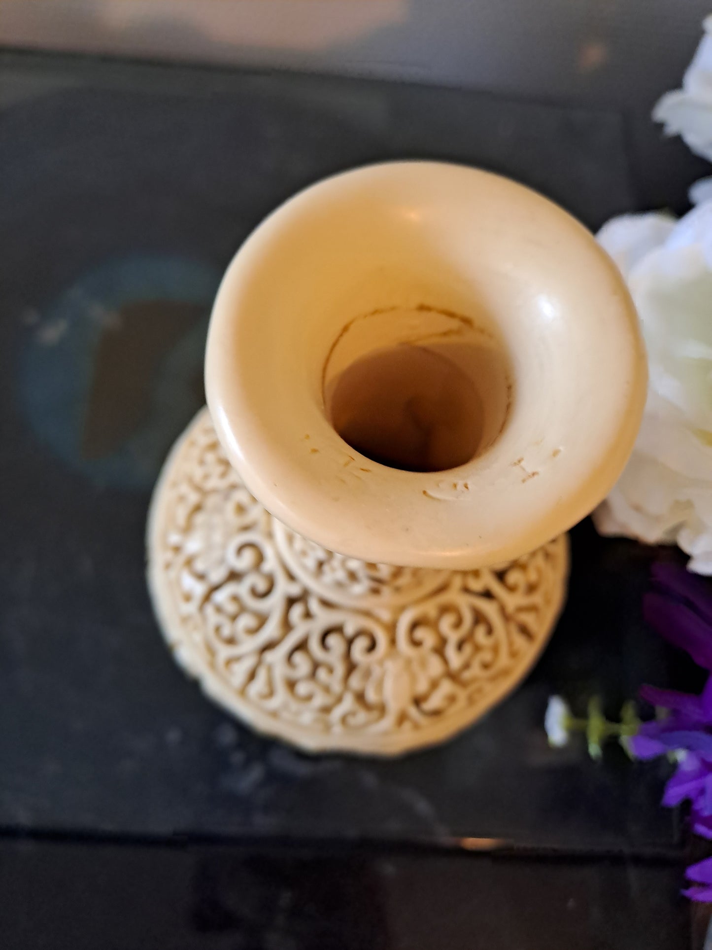 Vase soliflore. Sculpté Motif scène asiatique. Marqué.