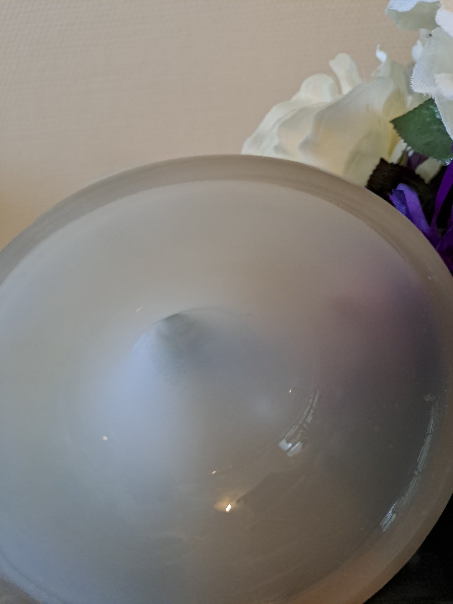 BACCARAT. Coupe sur pied. Fleurs de lys.
Opaline blanche avec liseret or. Ancien decoration vintage.