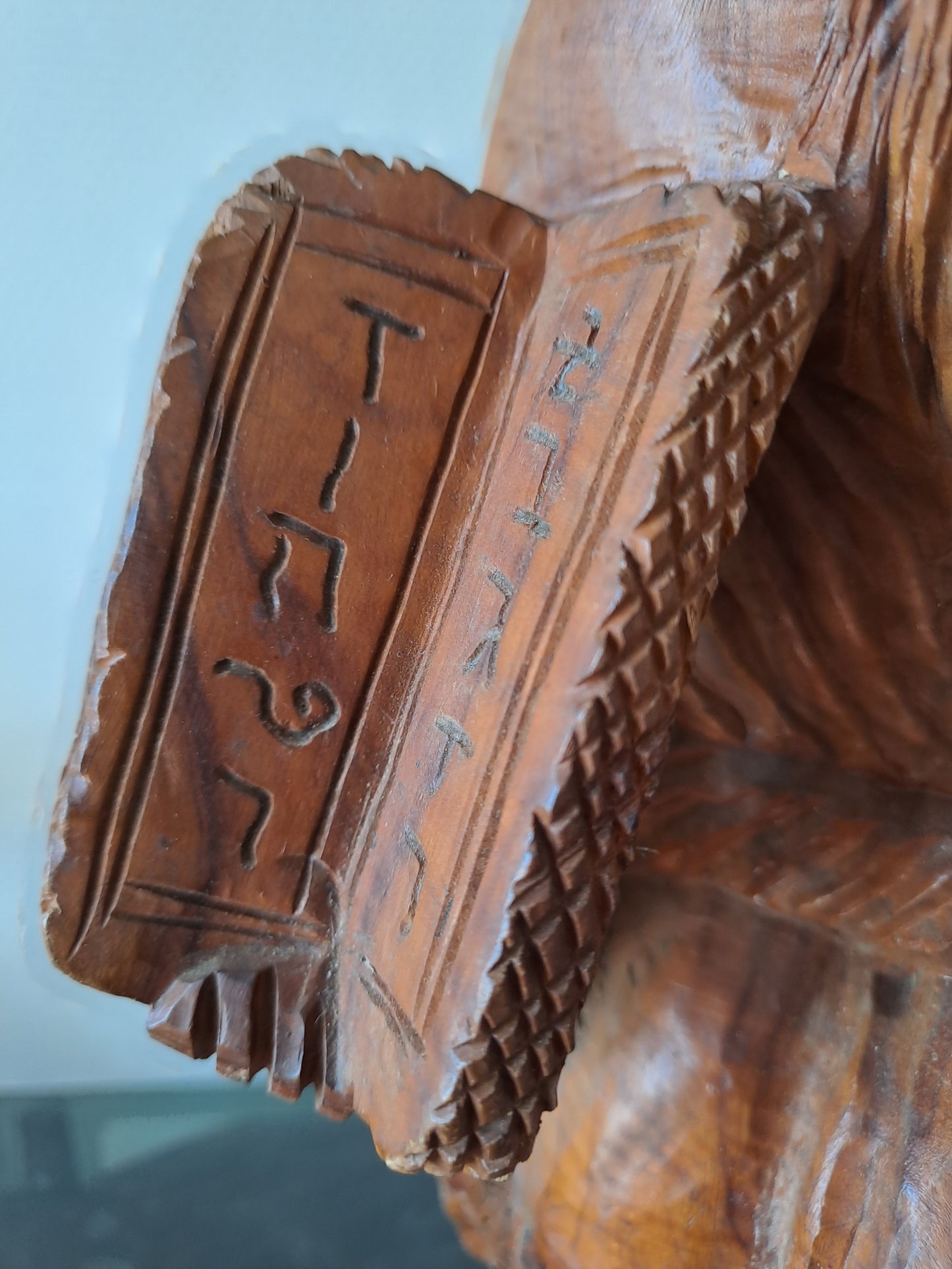 Statue/ Sculpture en bois représentant Moïse avec les tables de la lois et le serpent d'airain. Ancien decoration vintage catholique.
