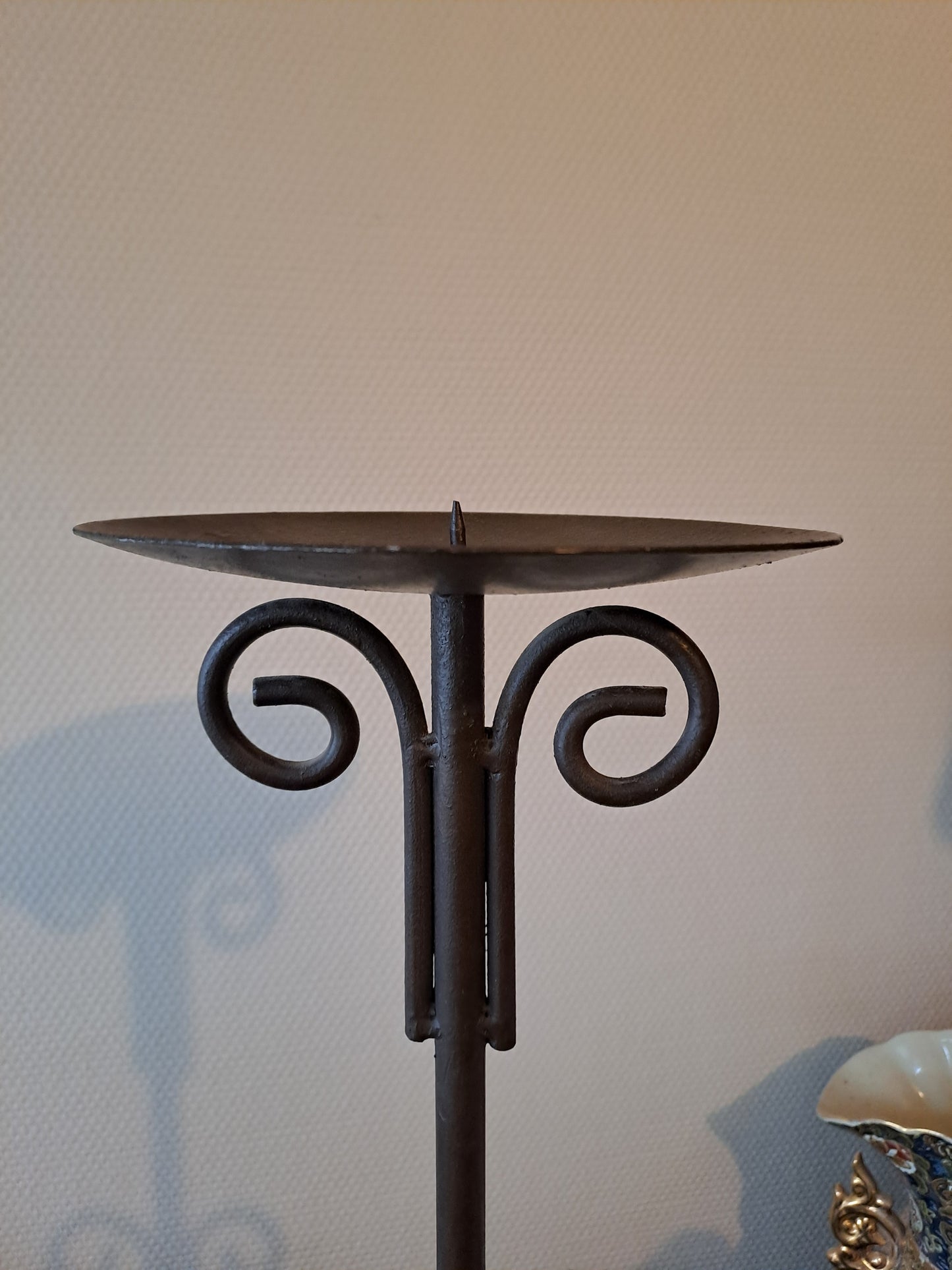 Pique-cierges en fer forgé.