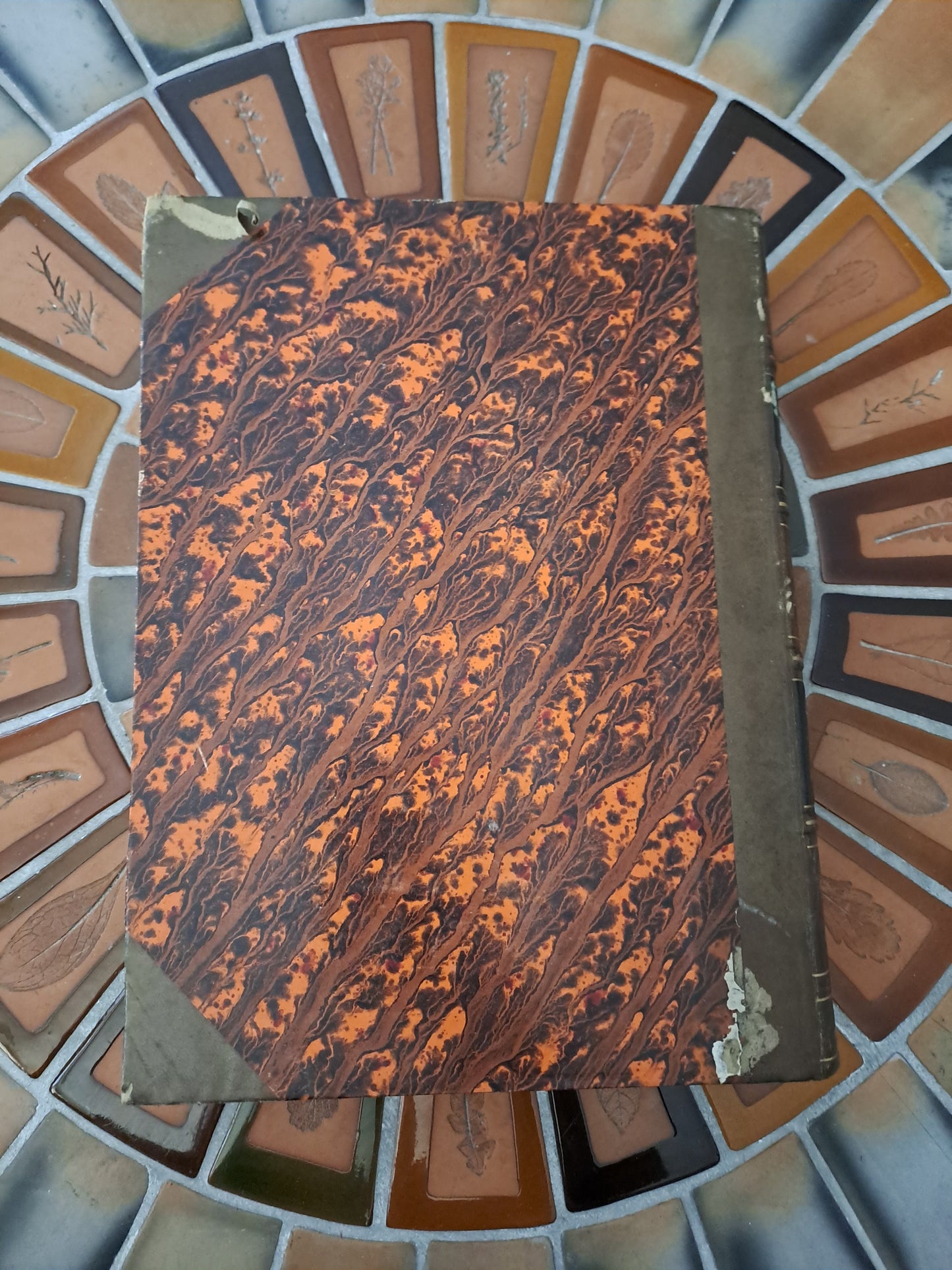 Encyclopedie Catholique.
Répertoire universel et raisonné des sciences, des sciences, des lettres, des arts et des métiers, formant une bibliothèque universelle.
Publiée sous la direction de :
De M. Abbé Glaire,
Professeur d'hébreu à la Sorbonne,
De M. Le Vte walsh,
Et d'un comité d'orthodontie.
1841.
Tome 3.
Athan - Bolom.
Ouvrage en bel état.
Jaunit, ne gênant en rien la lecture.
Les photos font offices de description.
Couverture cartonnée, papiers ayant des déchirures.
Parent-desbarres, éditeur,