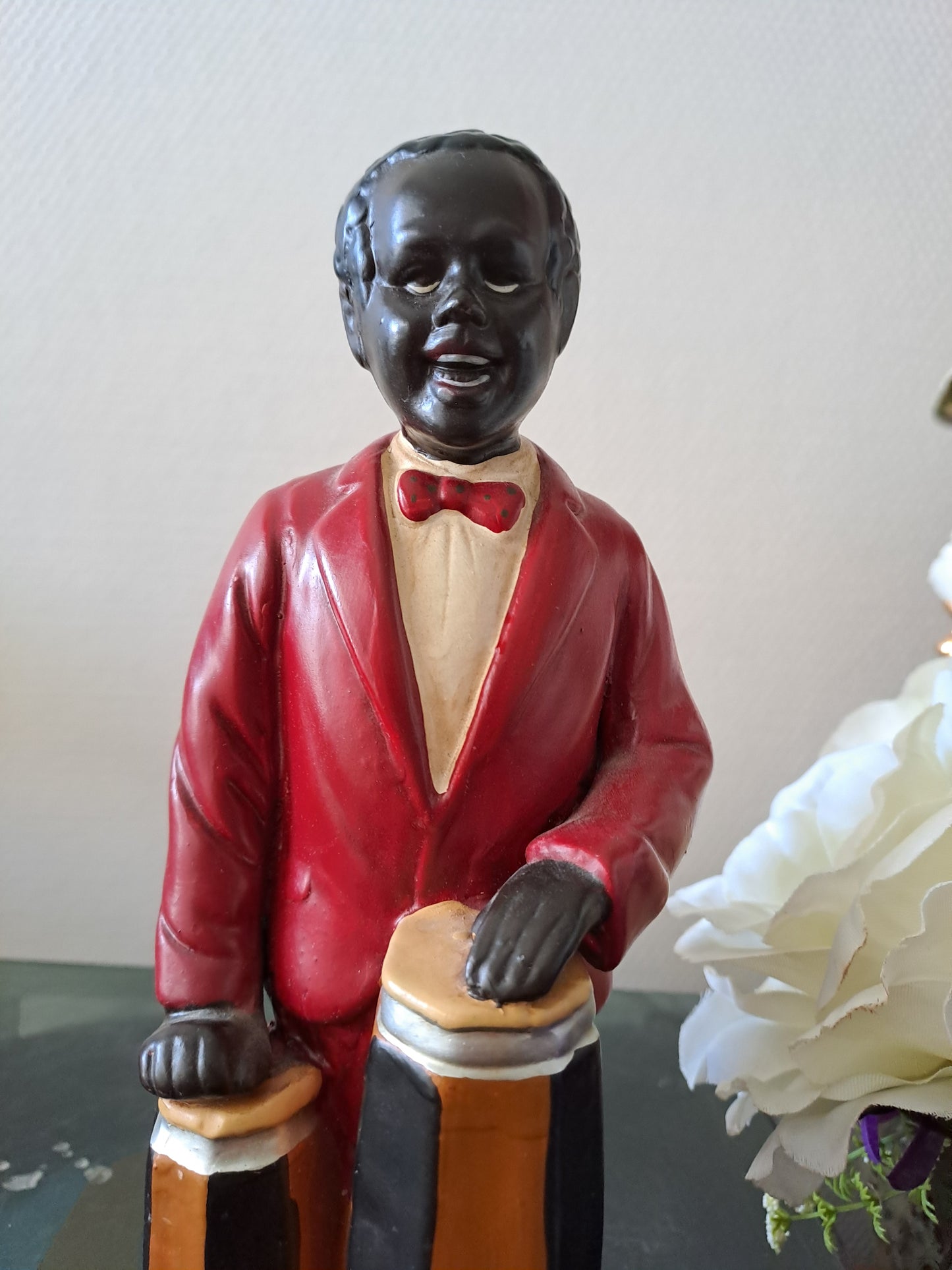 Statue en céramique. Joueur de conga.