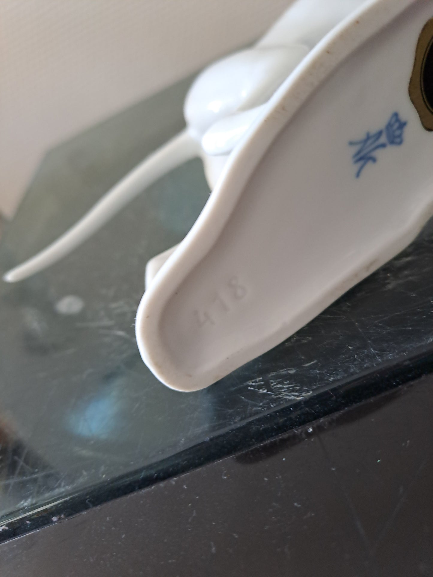 Chien de chasse à l'arrêt. Porcelaine. A K. Kaiser couronne. Numéroté.