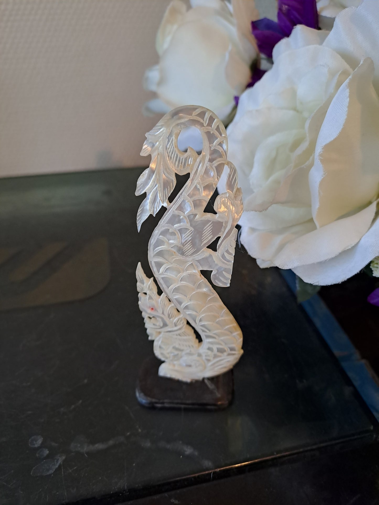 Nacre sculpture représentant un dragon. Myanmar ( Birmanie).