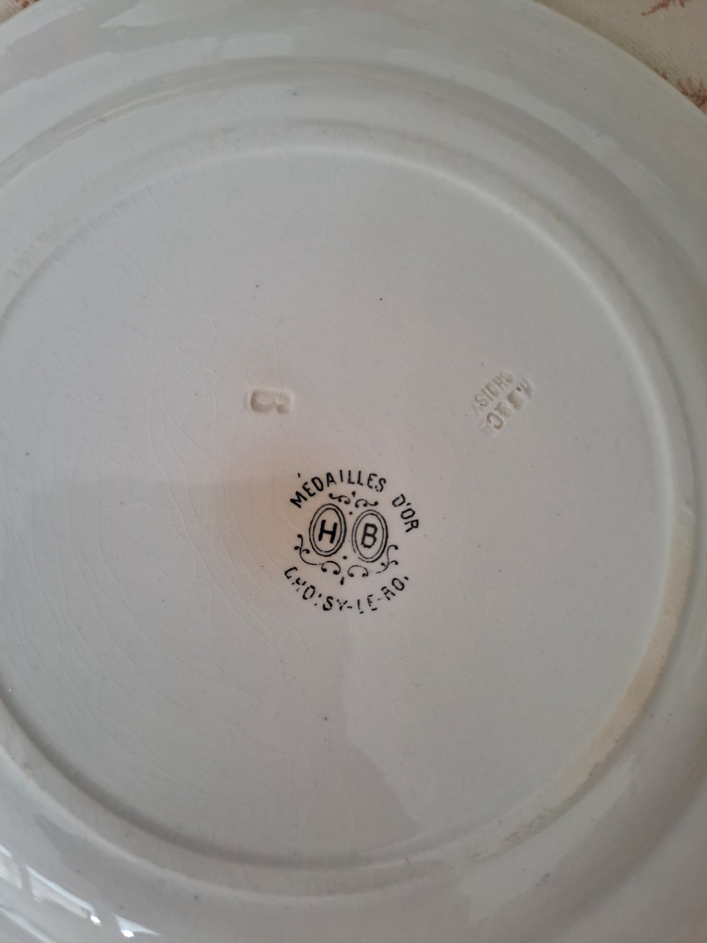 Assiette décorative Parlante. Faïence. H. B. Choisy Le Roi. N°12.