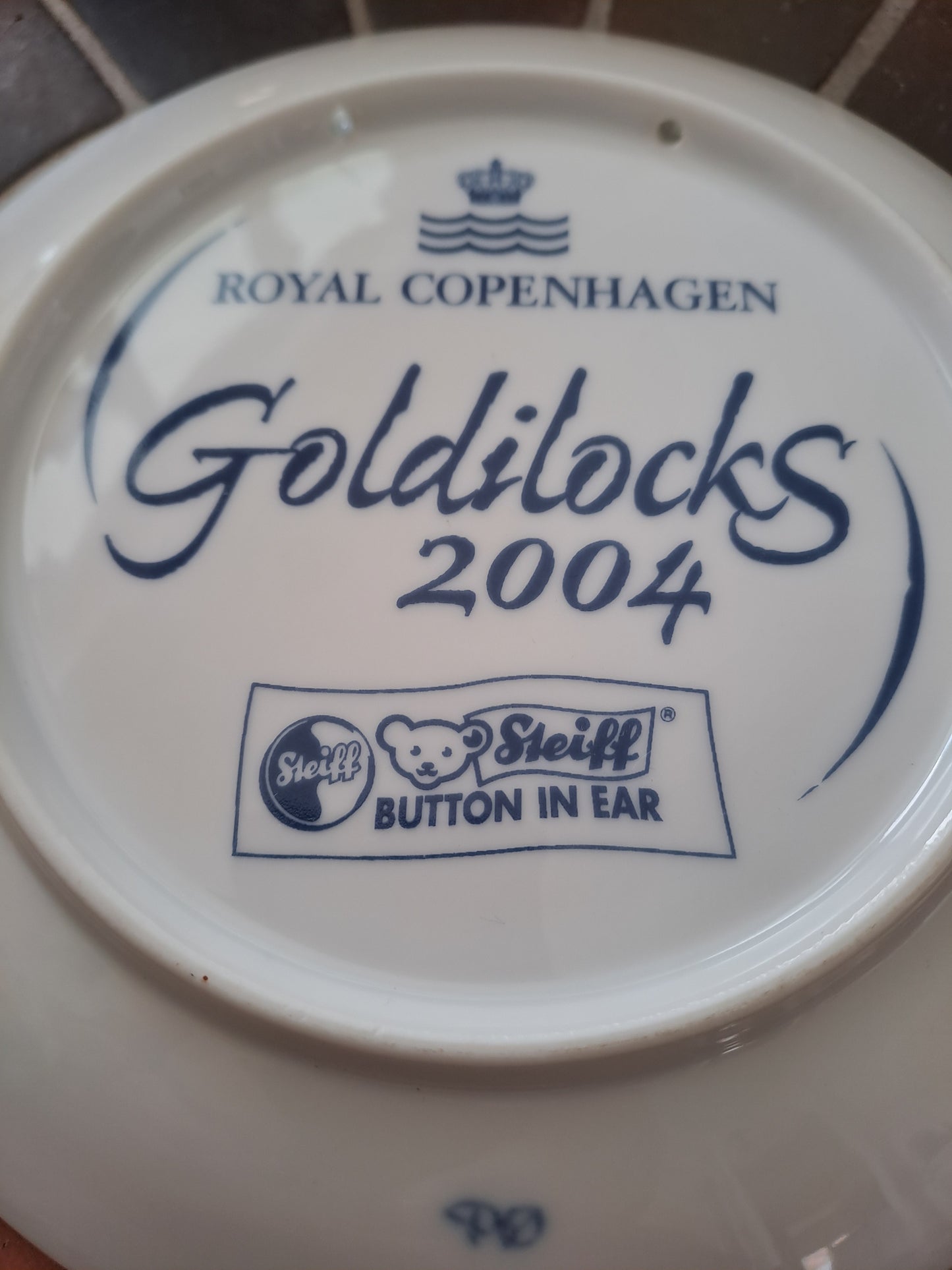 Royal Copenhaguen. Assiette décorative en Porcelaine. Collection ourson "STEIFF Goldilocks". 2004.