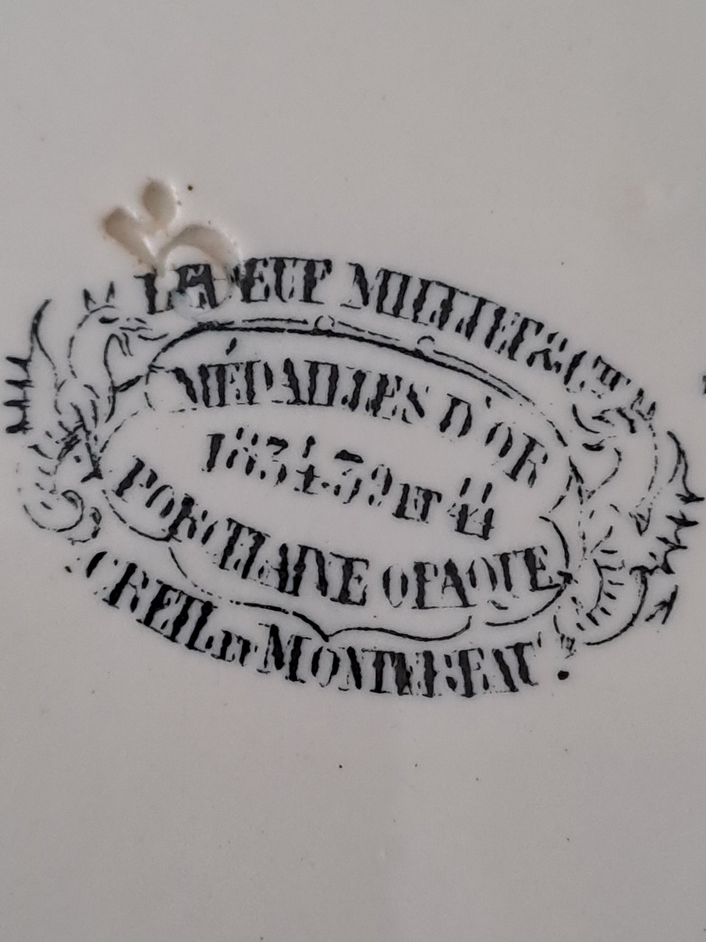 Assiette décorative représentant la mort de l'archevêque.