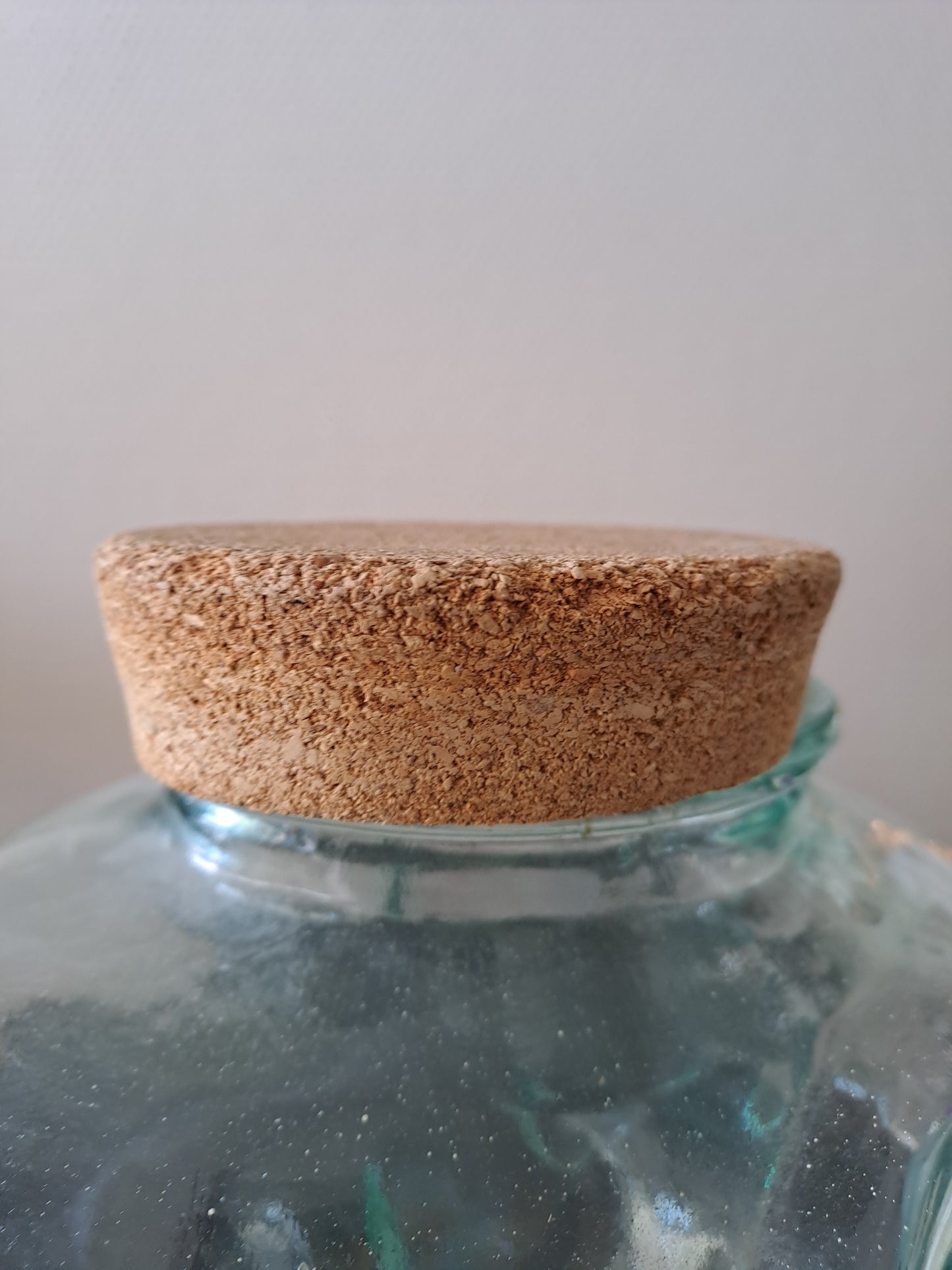 Bocal à bonbons/ Biscuits figurant un éléphant en verre moulé vert. Modèle XXL.