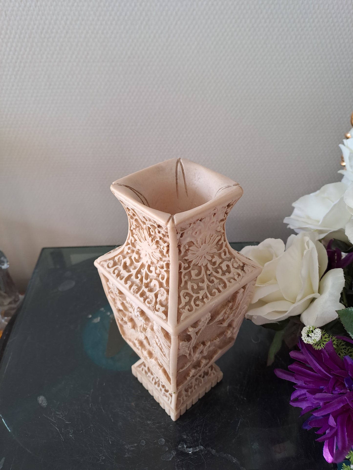 Vase Sculpté Motif De Scène asiatique.