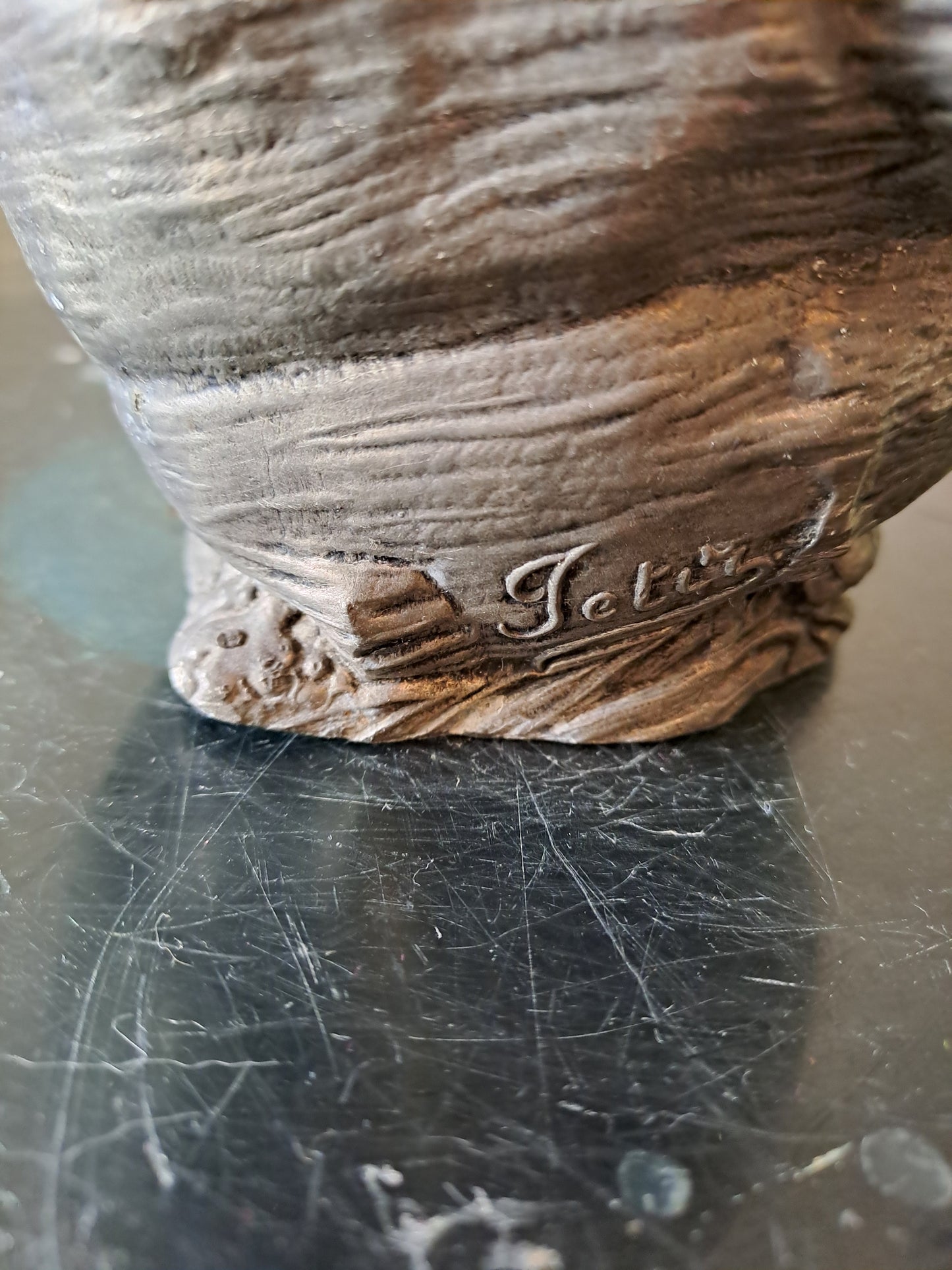 Pichet En Etain. Art Nouveau. Signé Petiz.  Etain Garanti Pur.