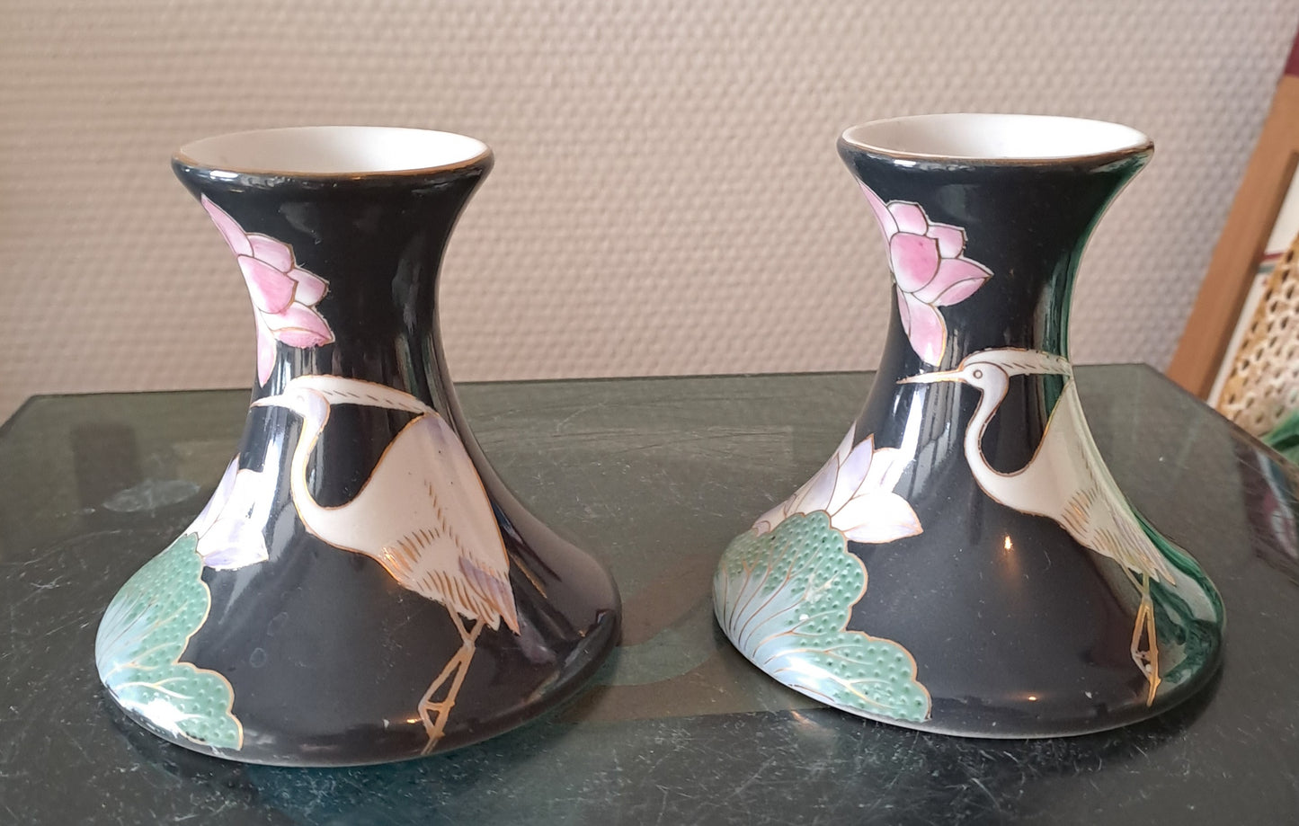 Paire De Bougeoirs Asiatiques. Signature En Rouge À Identifier  Lotus Échassiers