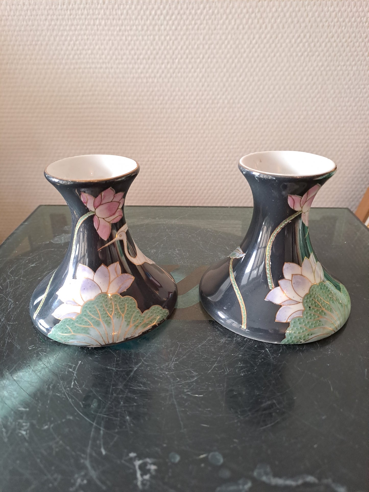 Paire De Bougeoirs Asiatiques. Signature En Rouge À Identifier  Lotus Échassiers