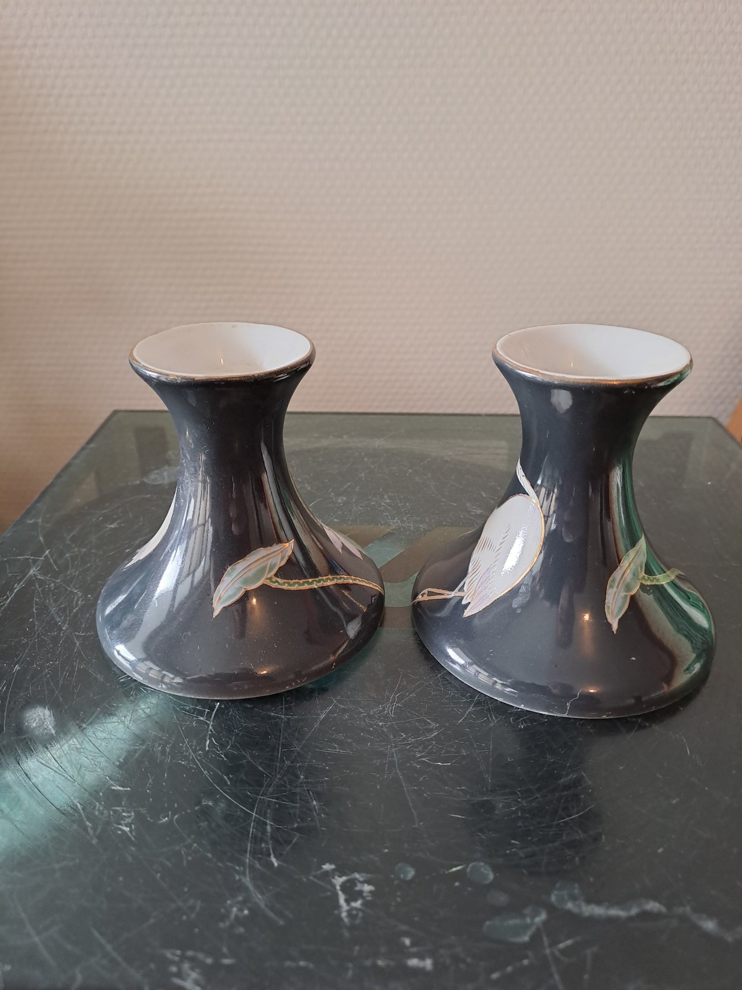 Paire De Bougeoirs Asiatiques. Signature En Rouge À Identifier  Lotus Échassiers