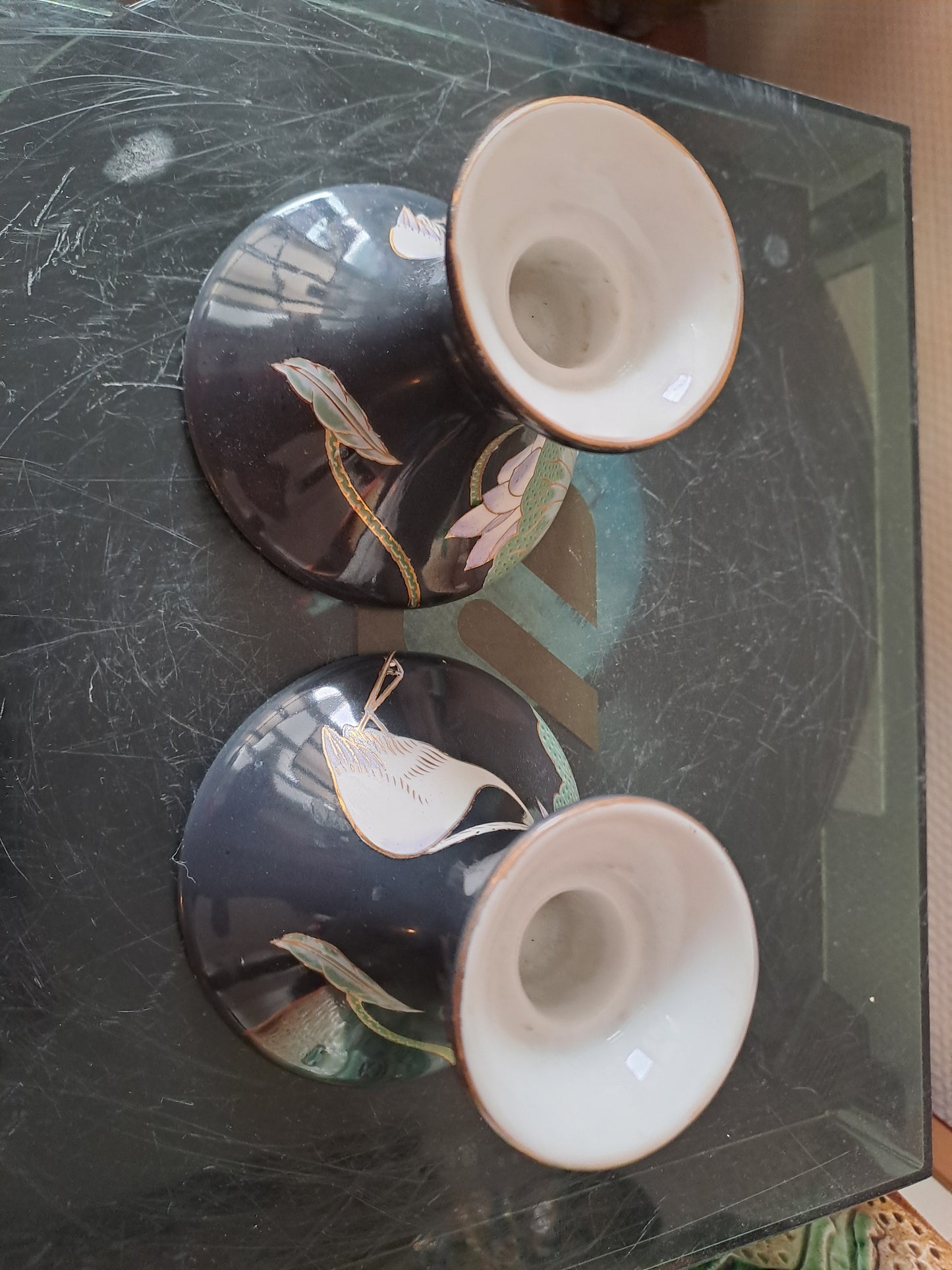 Paire De Bougeoirs Asiatiques. Signature En Rouge À Identifier  Lotus Échassiers