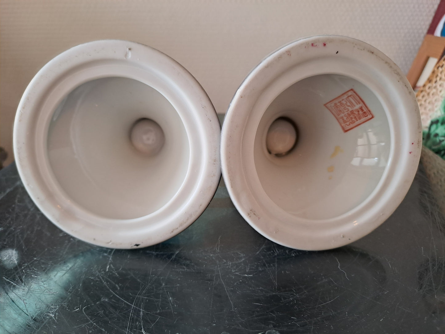 Paire De Bougeoirs Asiatiques. Signature En Rouge À Identifier  Lotus Échassiers