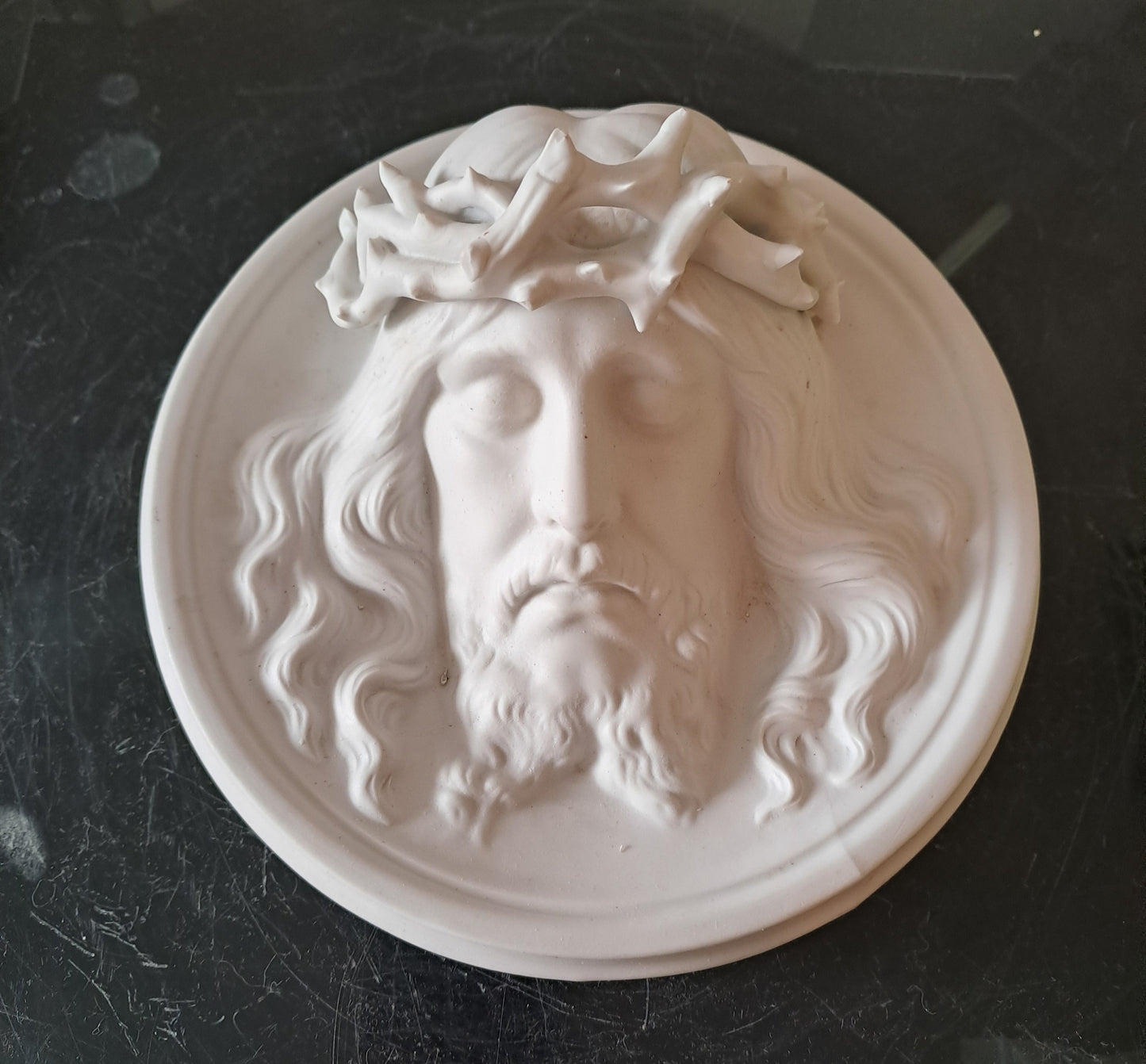 Médaillon Figurant Le Christ À La Couronne D'épines En Bas-relief Grand Modèle.