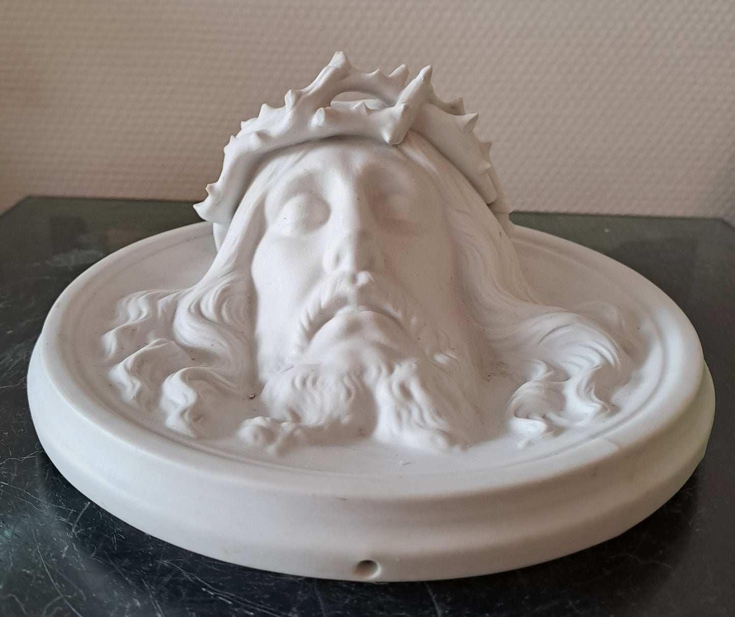 Médaillon Figurant Le Christ À La Couronne D'épines En Bas-relief Grand Modèle.