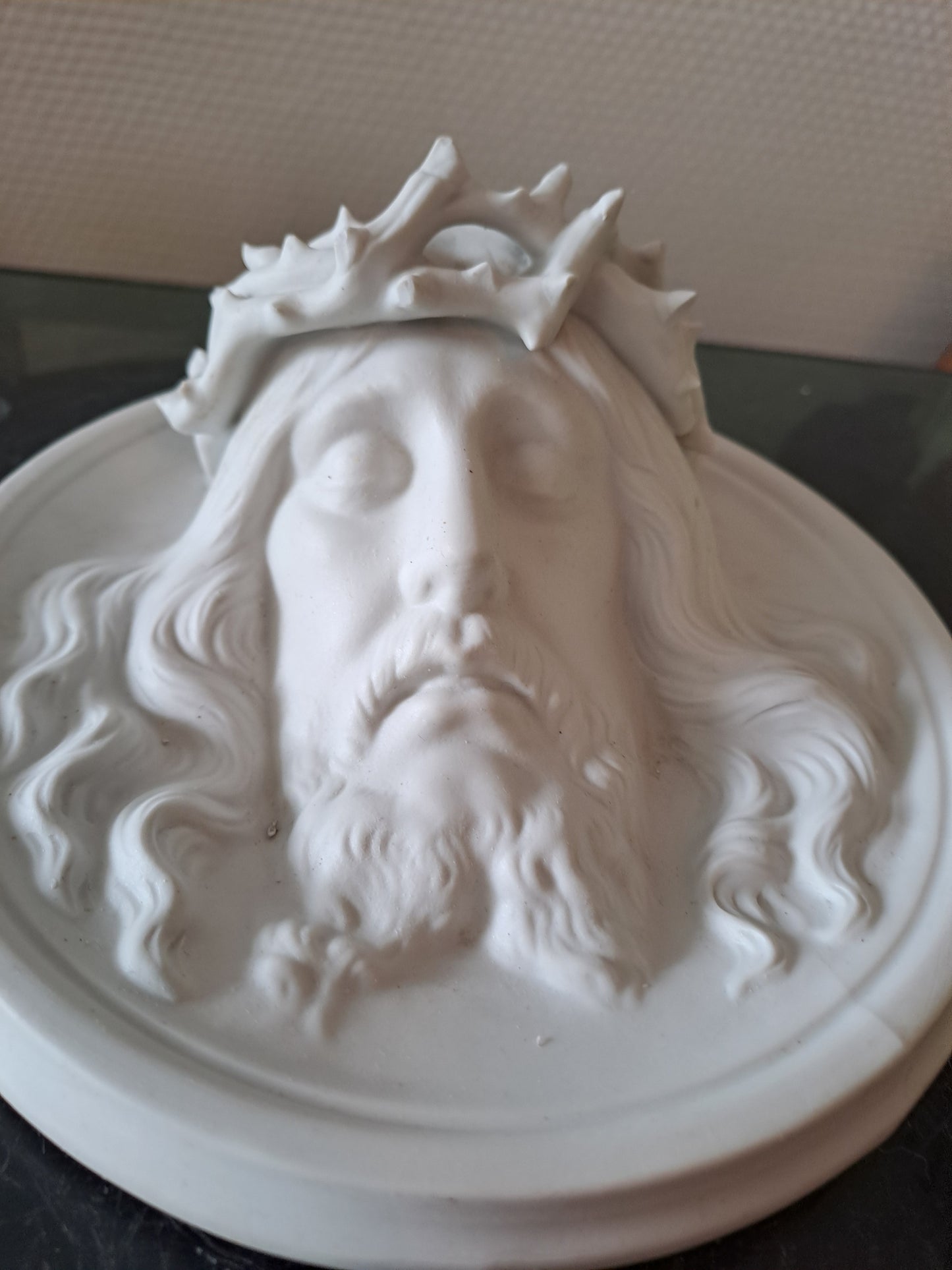 Médaillon Figurant Le Christ À La Couronne D'épines En Bas-relief Grand Modèle.