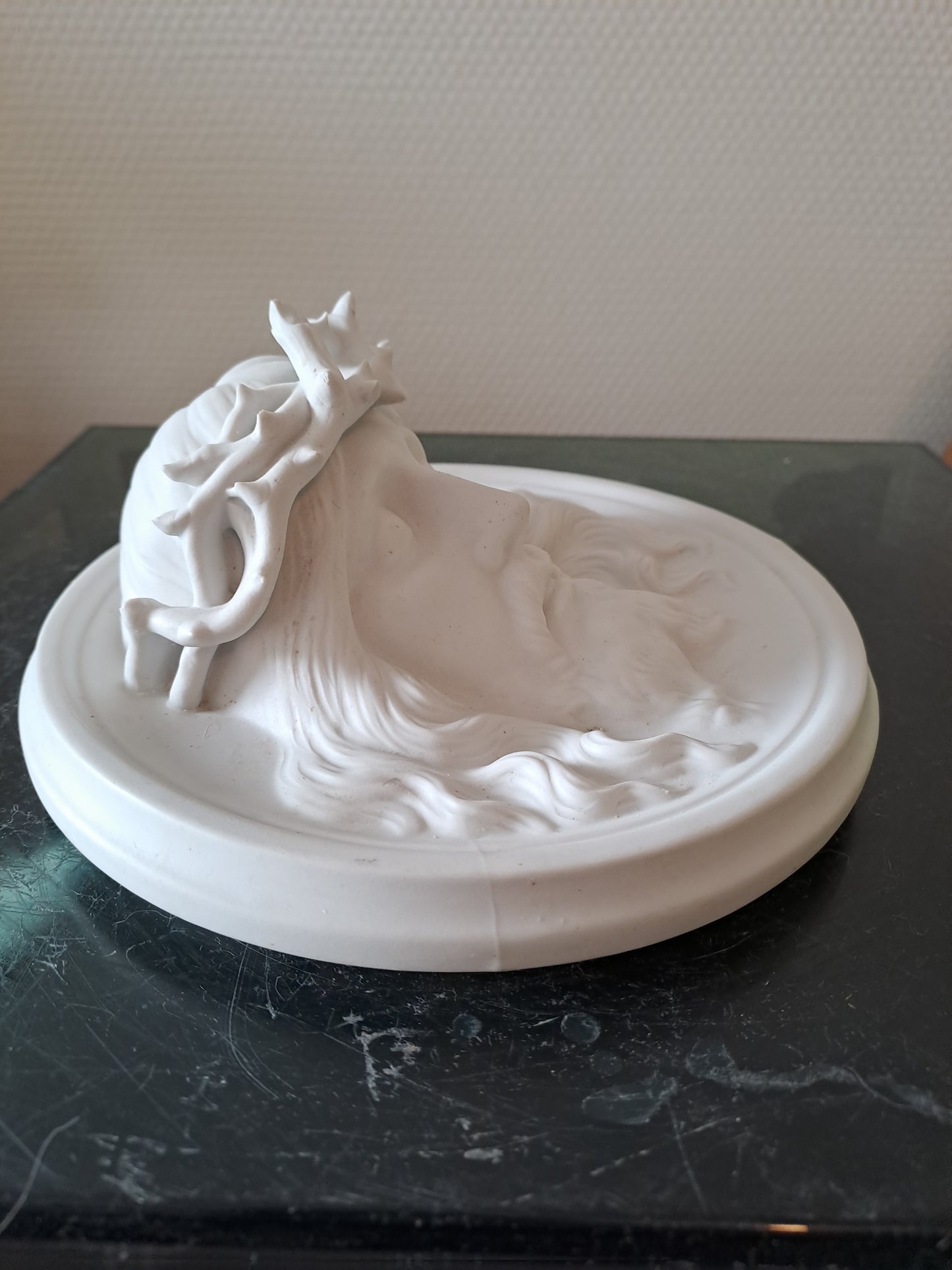 Médaillon Figurant Le Christ À La Couronne D'épines En Bas-relief Grand Modèle.