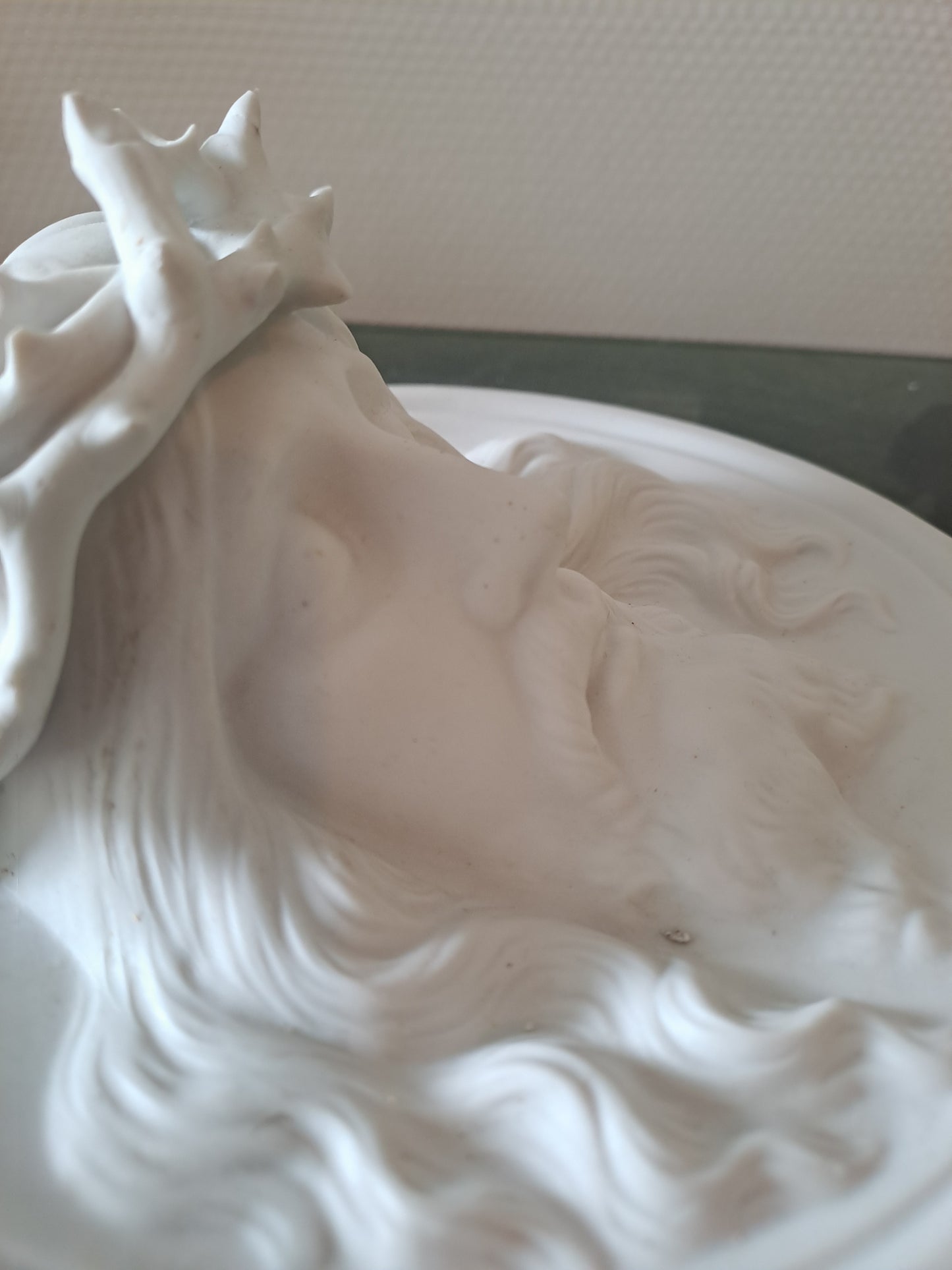 Médaillon Figurant Le Christ À La Couronne D'épines En Bas-relief Grand Modèle.