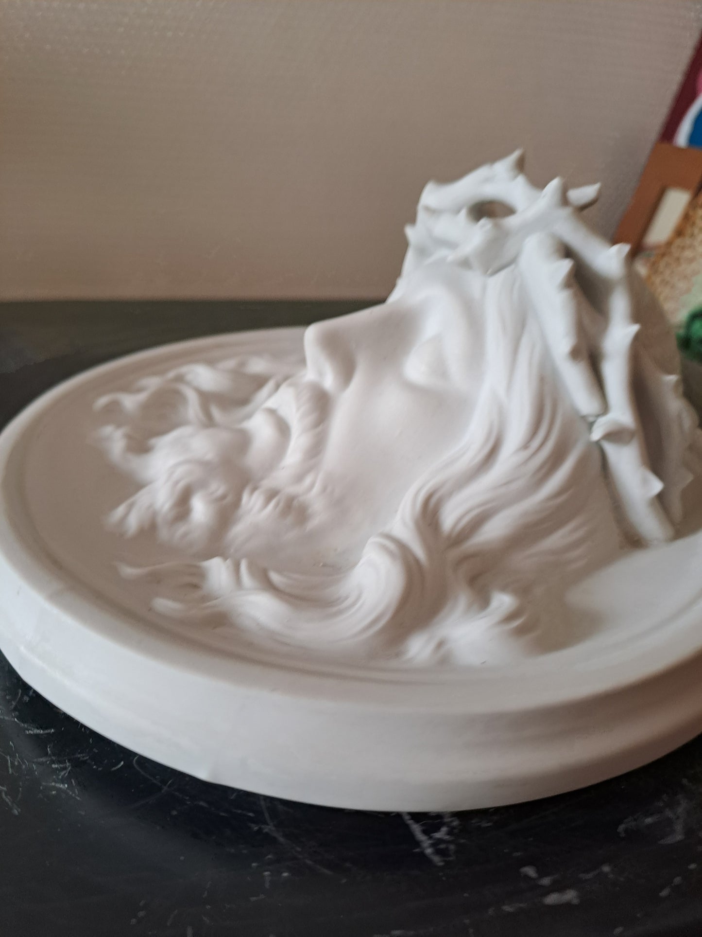 Médaillon Figurant Le Christ À La Couronne D'épines En Bas-relief Grand Modèle.