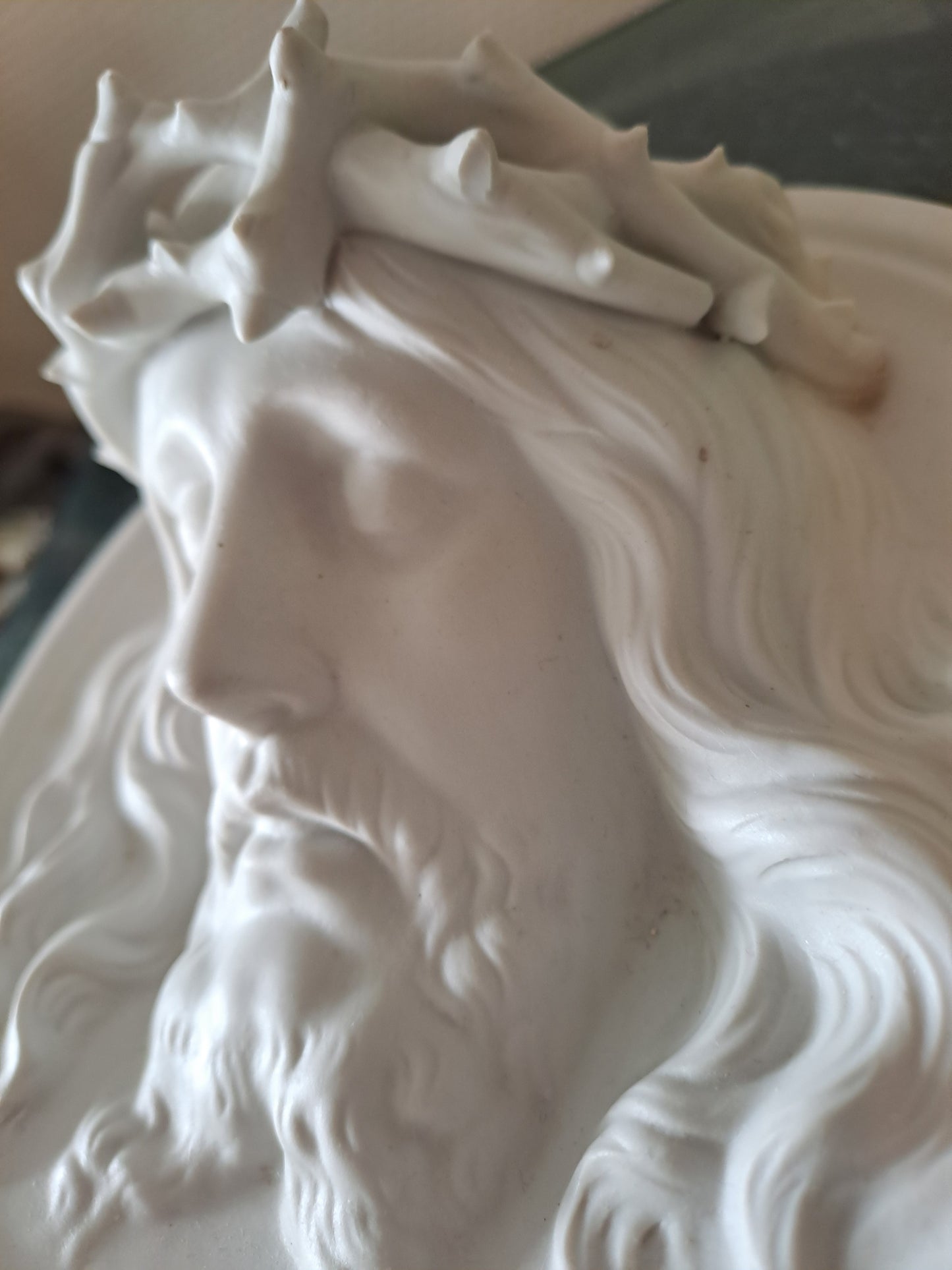 Médaillon Figurant Le Christ À La Couronne D'épines En Bas-relief Grand Modèle.