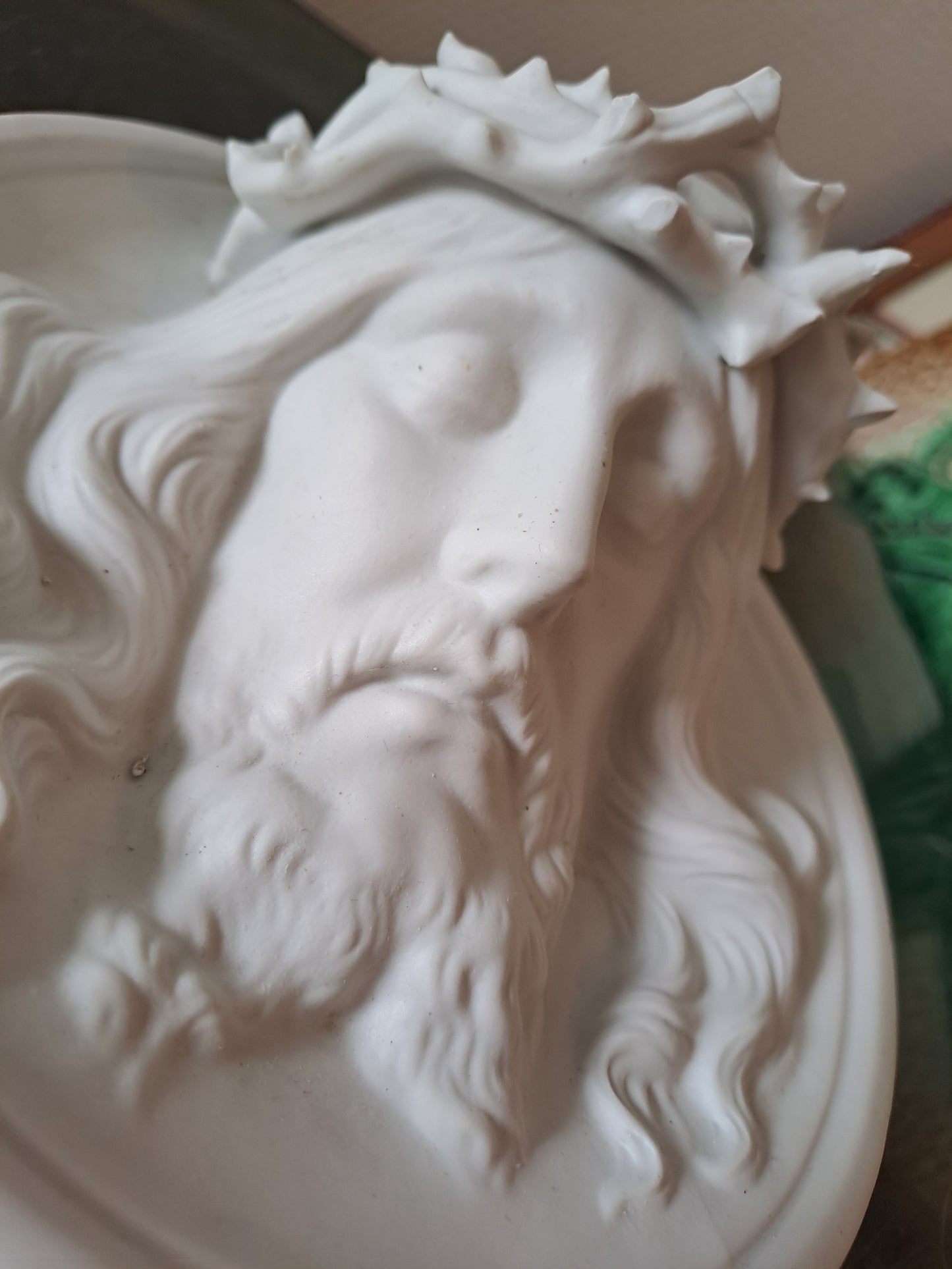 Médaillon Figurant Le Christ À La Couronne D'épines En Bas-relief Grand Modèle.