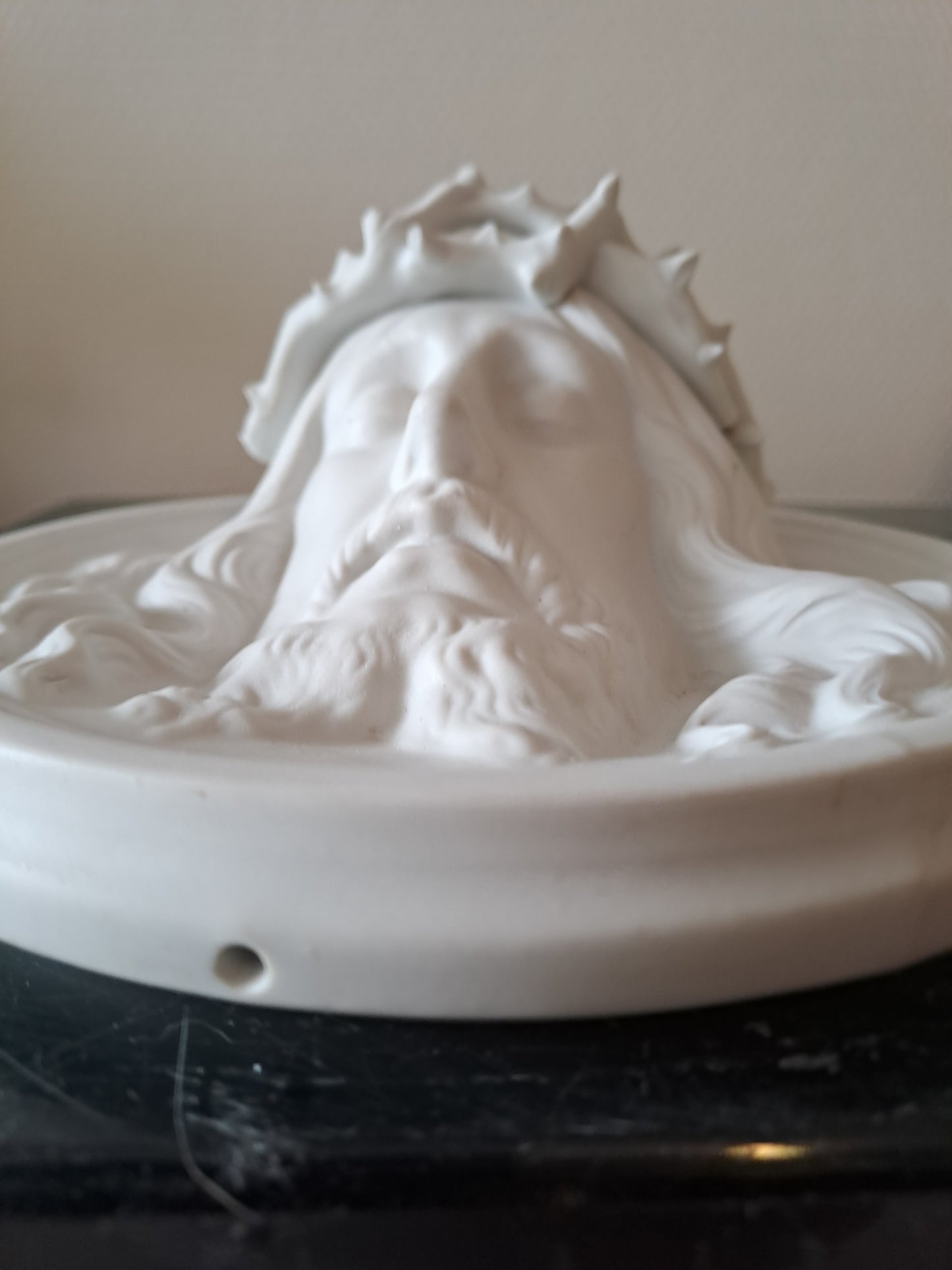 Médaillon Figurant Le Christ À La Couronne D'épines En Bas-relief Grand Modèle.