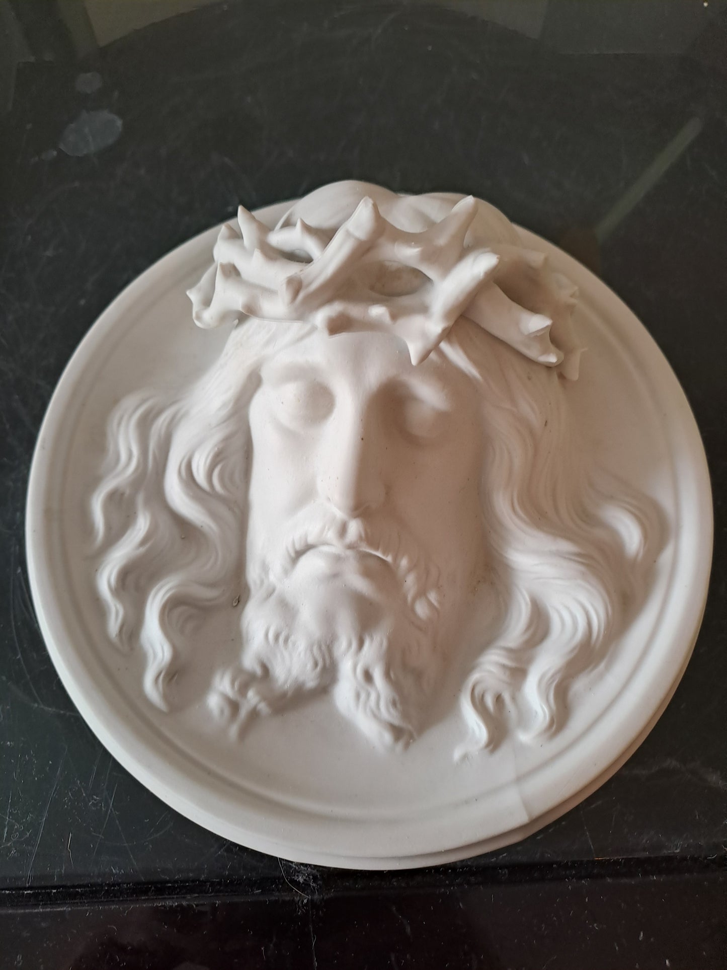 Médaillon Figurant Le Christ À La Couronne D'épines En Bas-relief Grand Modèle.