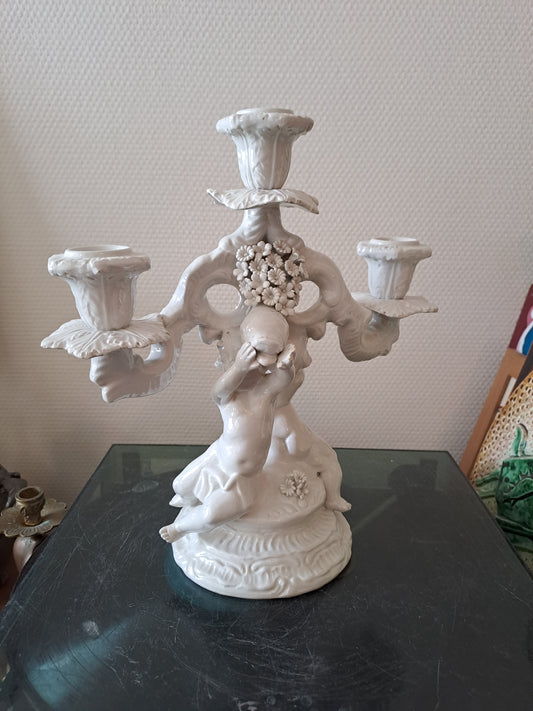Chandelier Porcelaine Italienne.  Signé C. V. Cherubins/ Putti/ Anges.