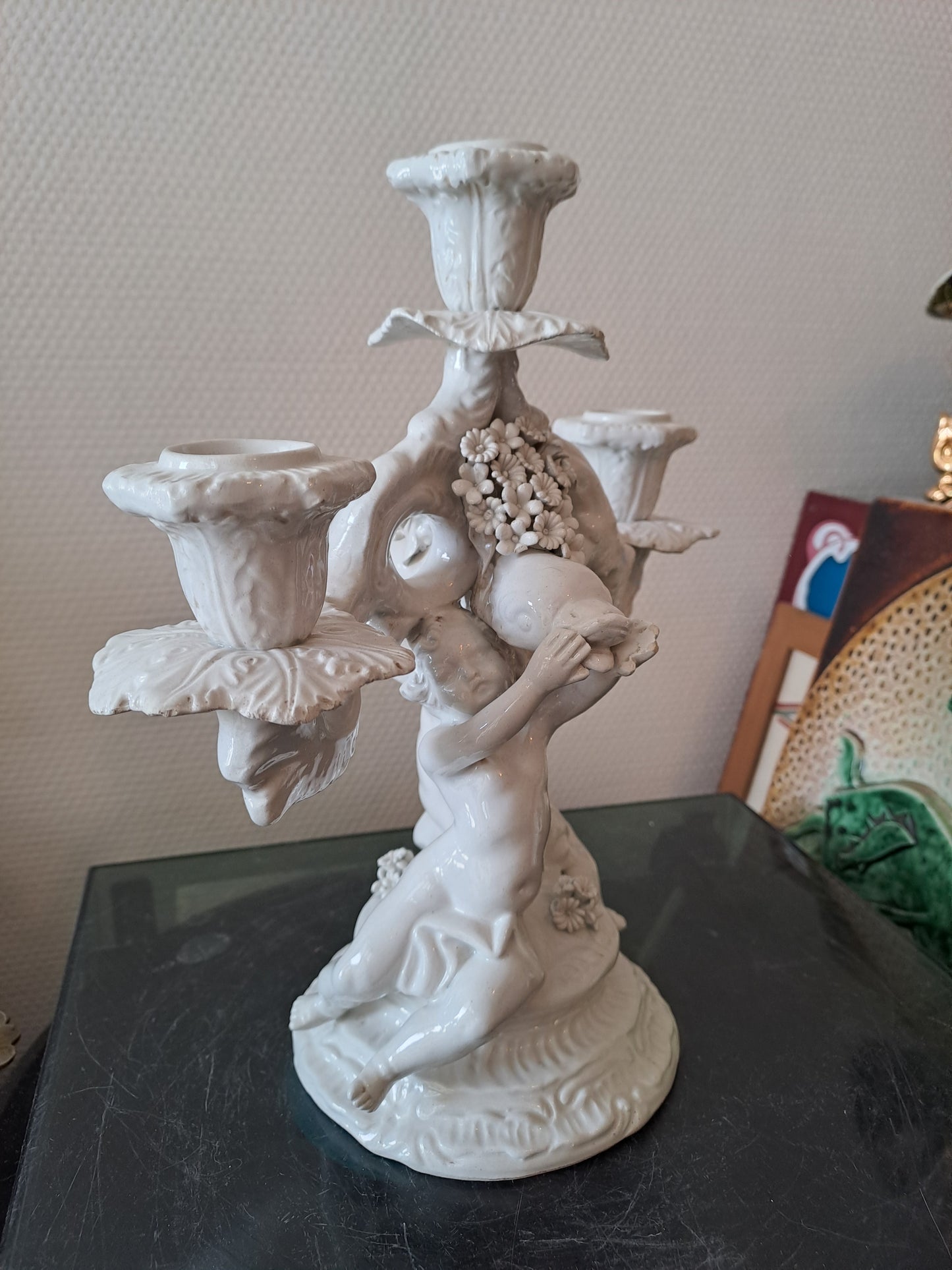 Chandelier Porcelaine Italienne.  Signé C. V. Cherubins/ Putti/ Anges.