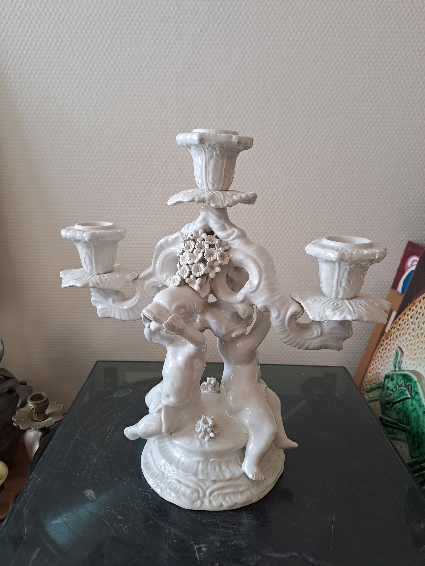 Chandelier Porcelaine Italienne.  Signé C. V. Cherubins/ Putti/ Anges.