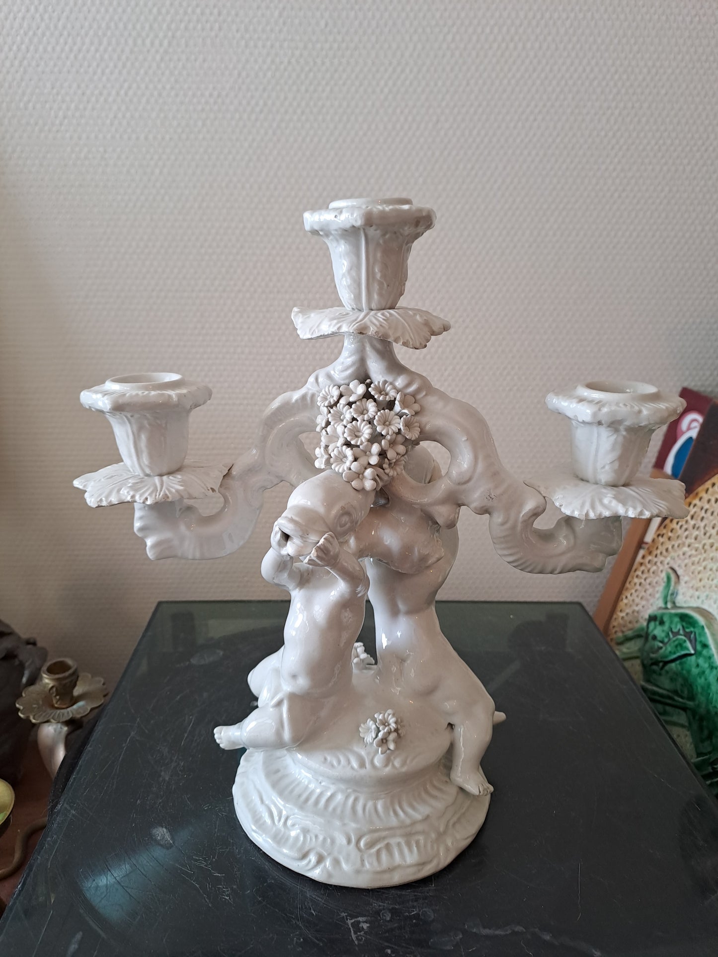 Chandelier Porcelaine Italienne.  Signé C. V. Cherubins/ Putti/ Anges.