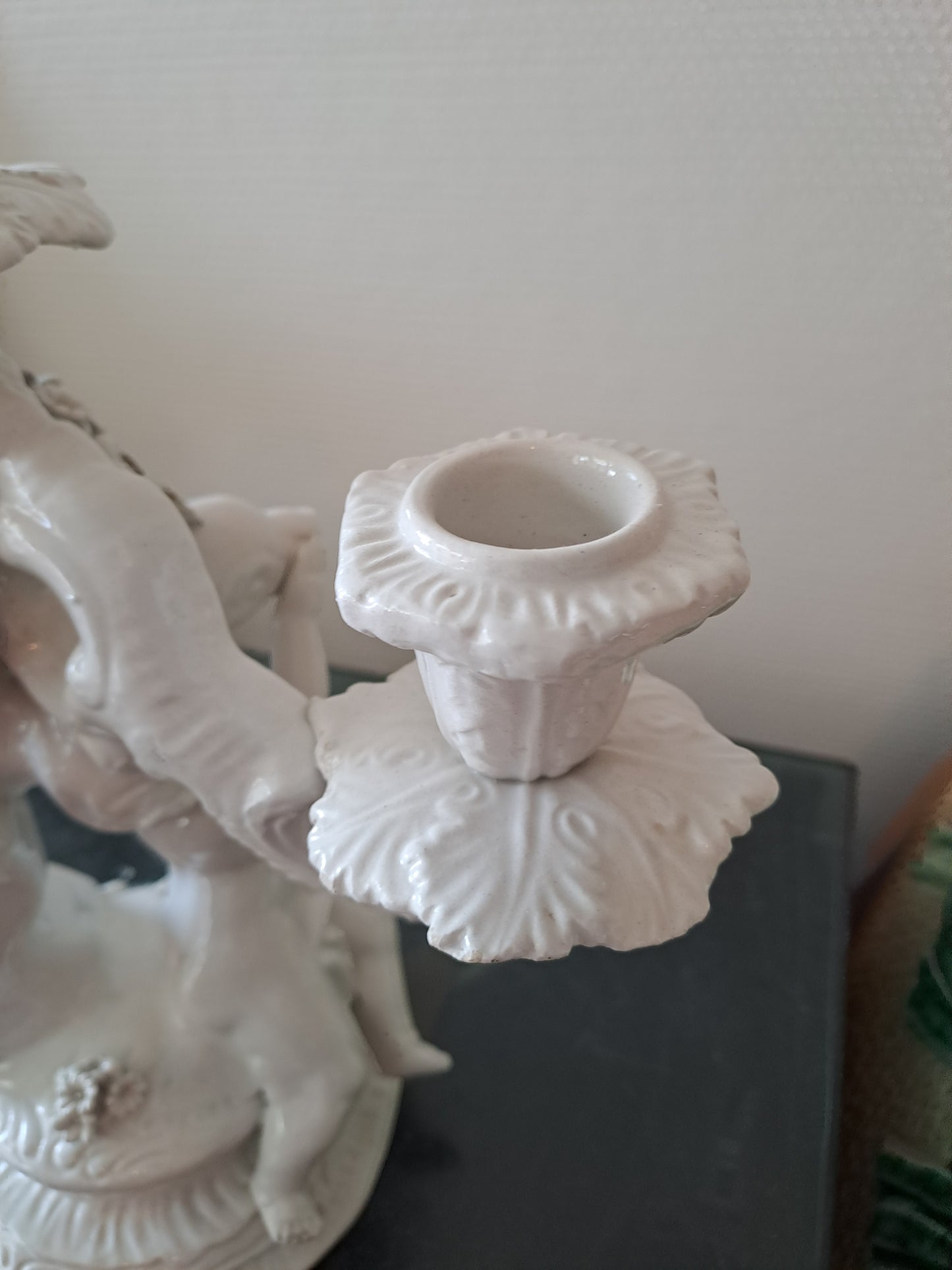 Chandelier Porcelaine Italienne.  Signé C. V. Cherubins/ Putti/ Anges.