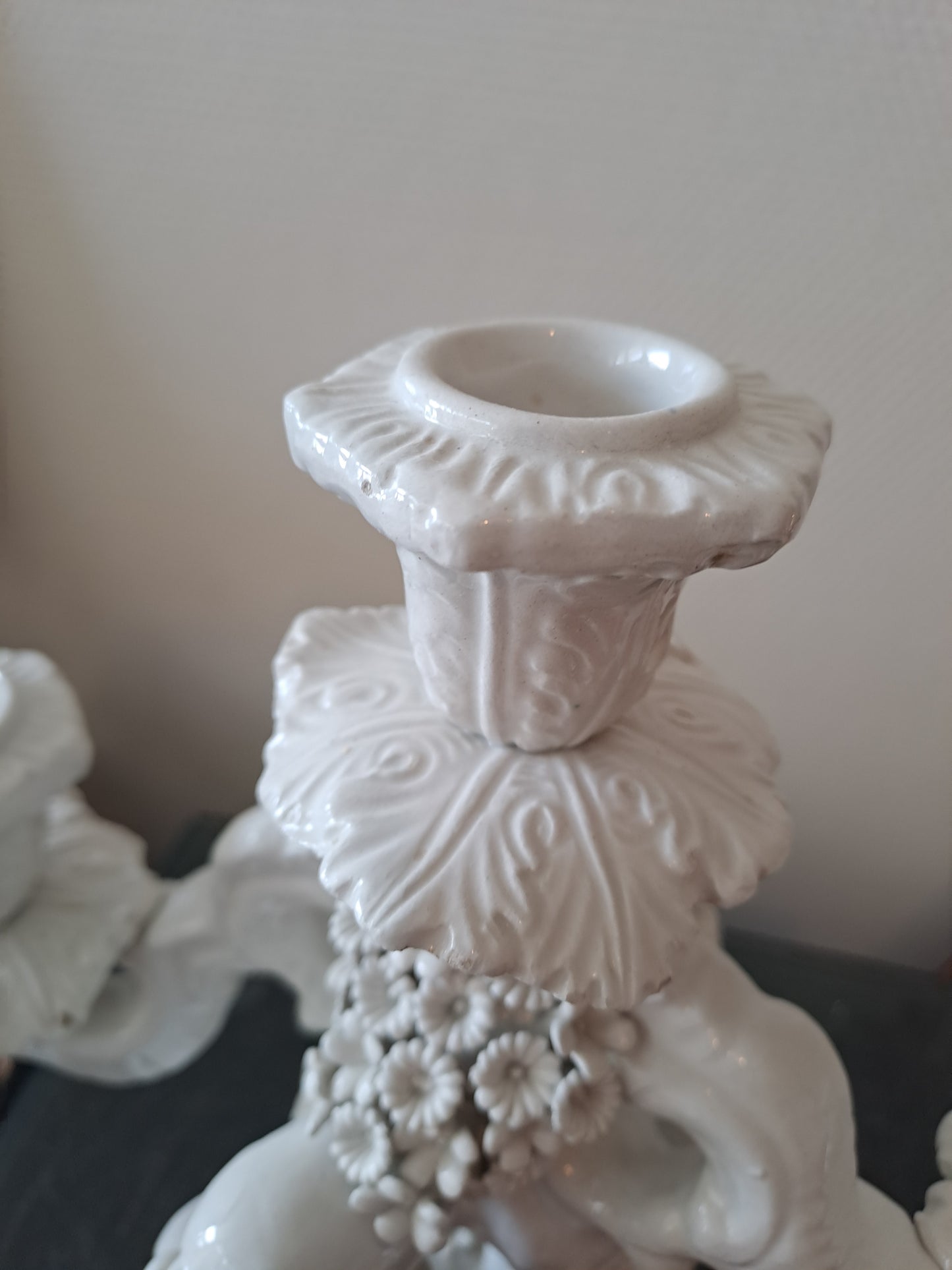 Chandelier Porcelaine Italienne.  Signé C. V. Cherubins/ Putti/ Anges.