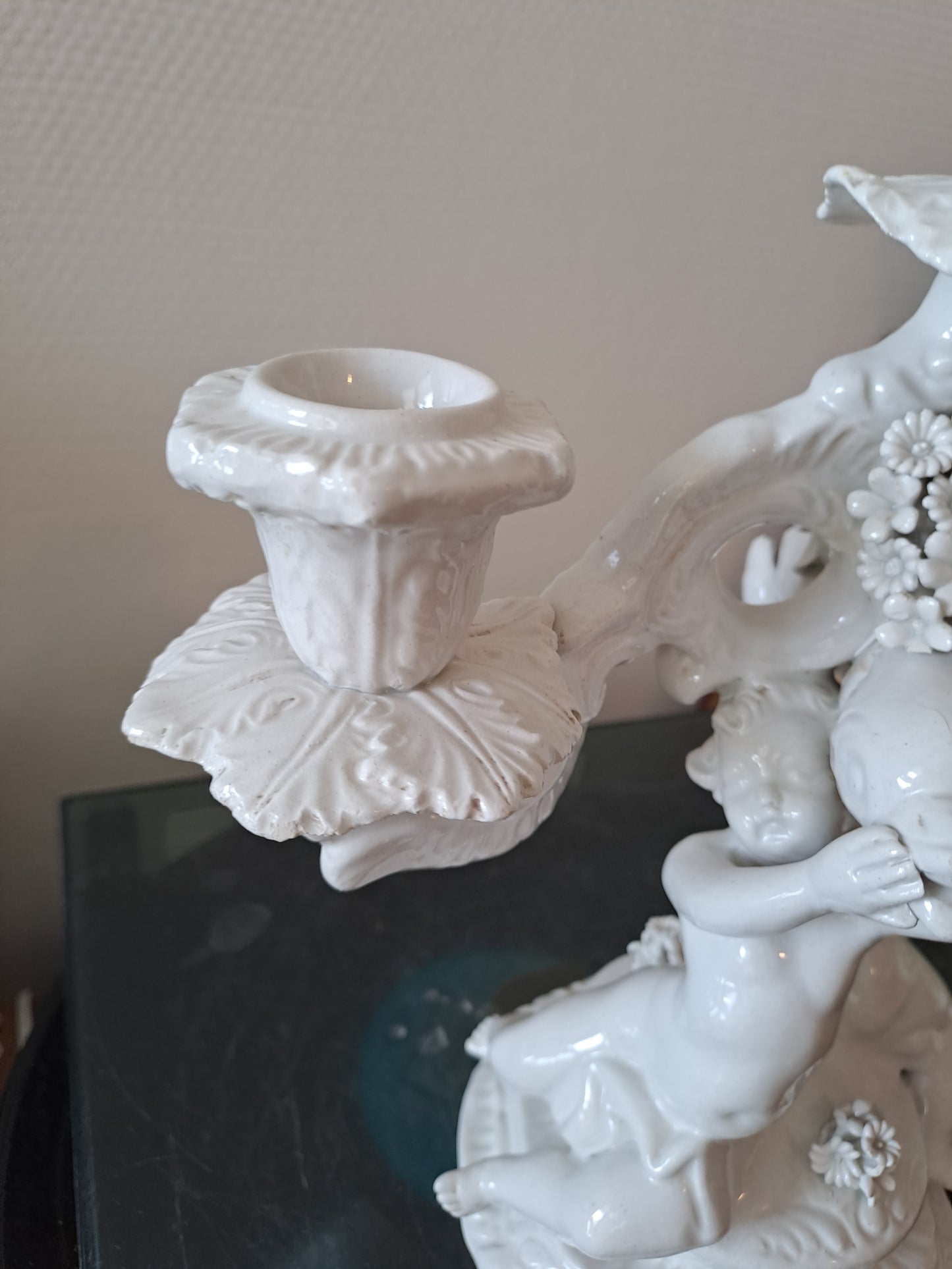 Chandelier Porcelaine Italienne.  Signé C. V. Cherubins/ Putti/ Anges.