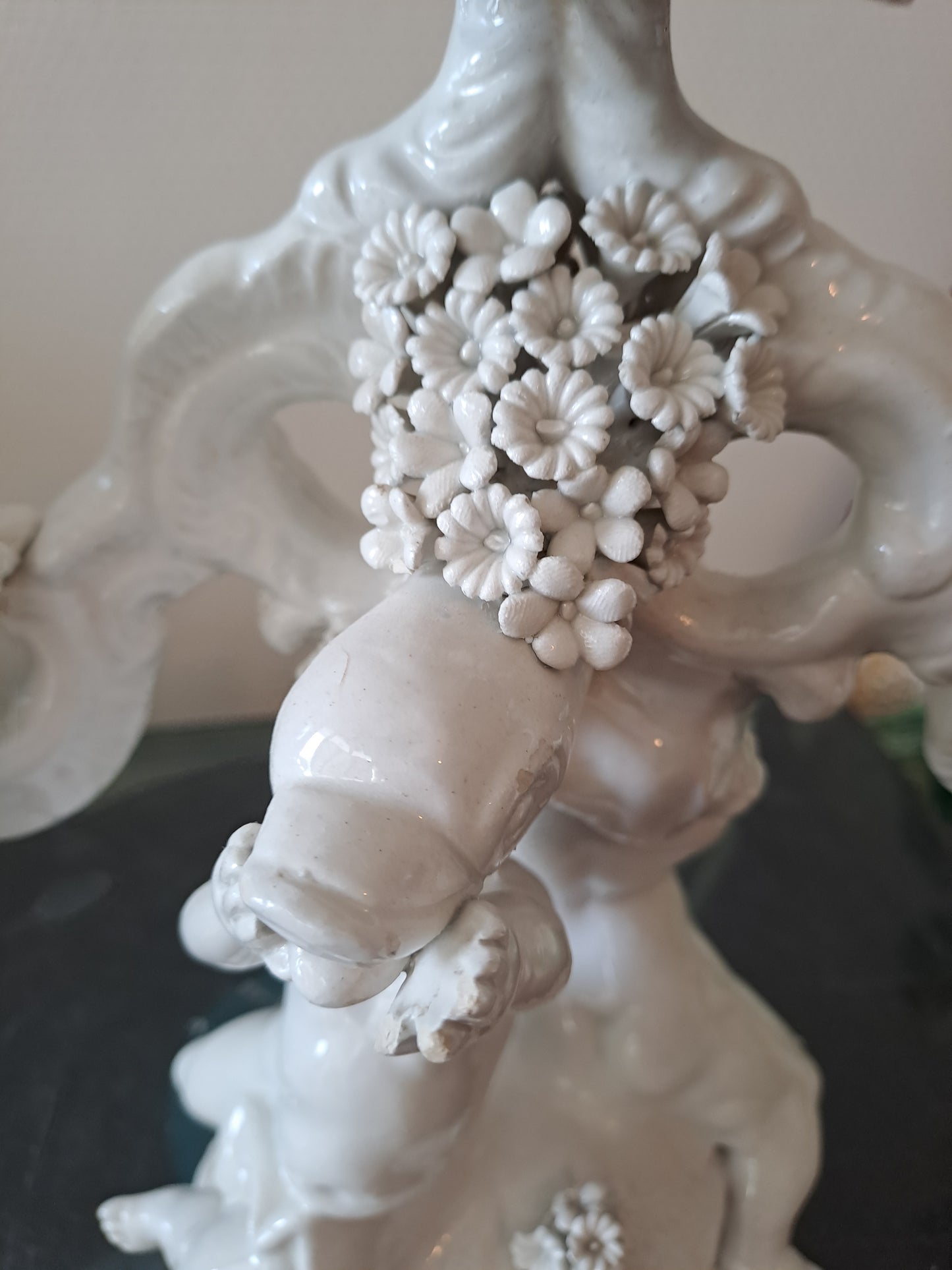 Chandelier Porcelaine Italienne.  Signé C. V. Cherubins/ Putti/ Anges.