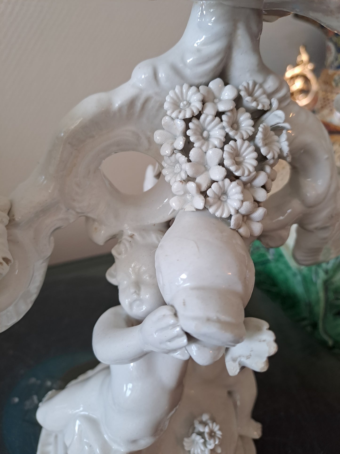 Chandelier Porcelaine Italienne.  Signé C. V. Cherubins/ Putti/ Anges.