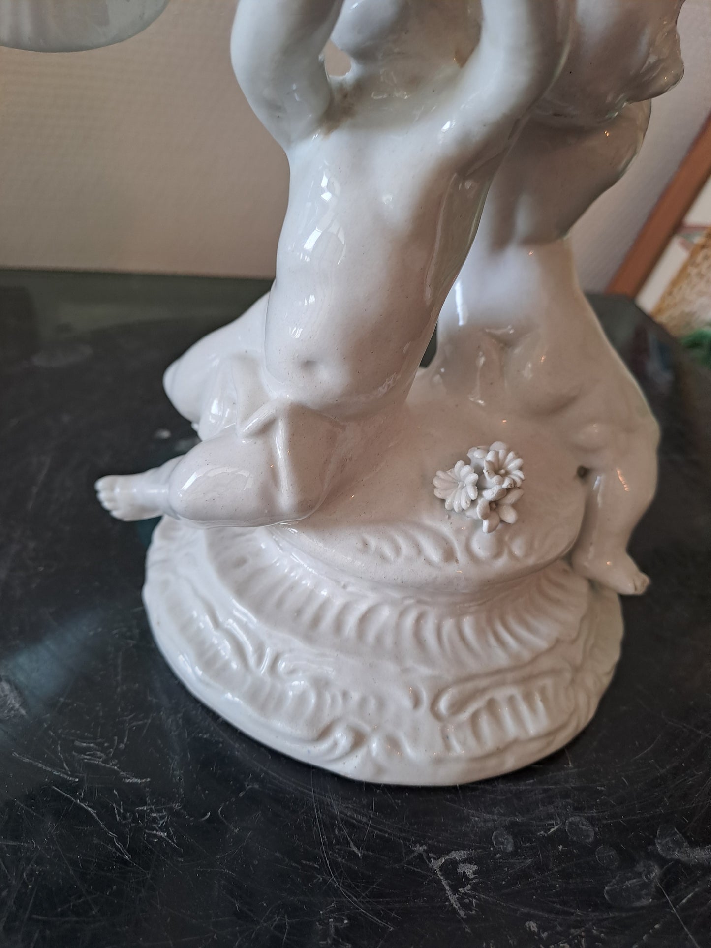 Chandelier Porcelaine Italienne.  Signé C. V. Cherubins/ Putti/ Anges.