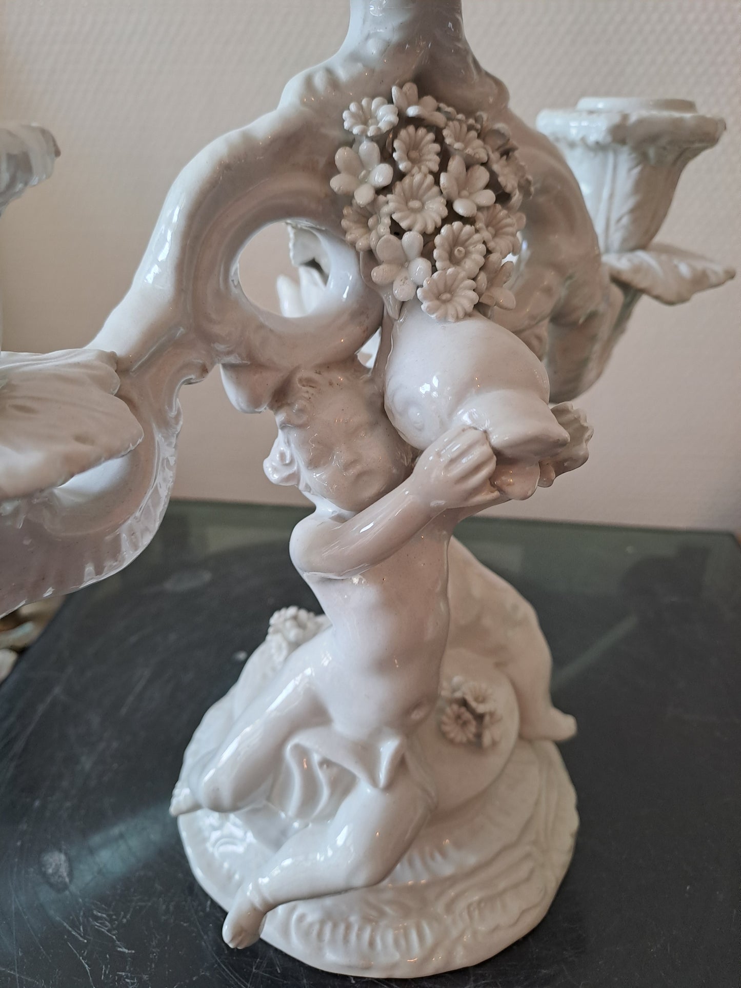 Chandelier Porcelaine Italienne.  Signé C. V. Cherubins/ Putti/ Anges.