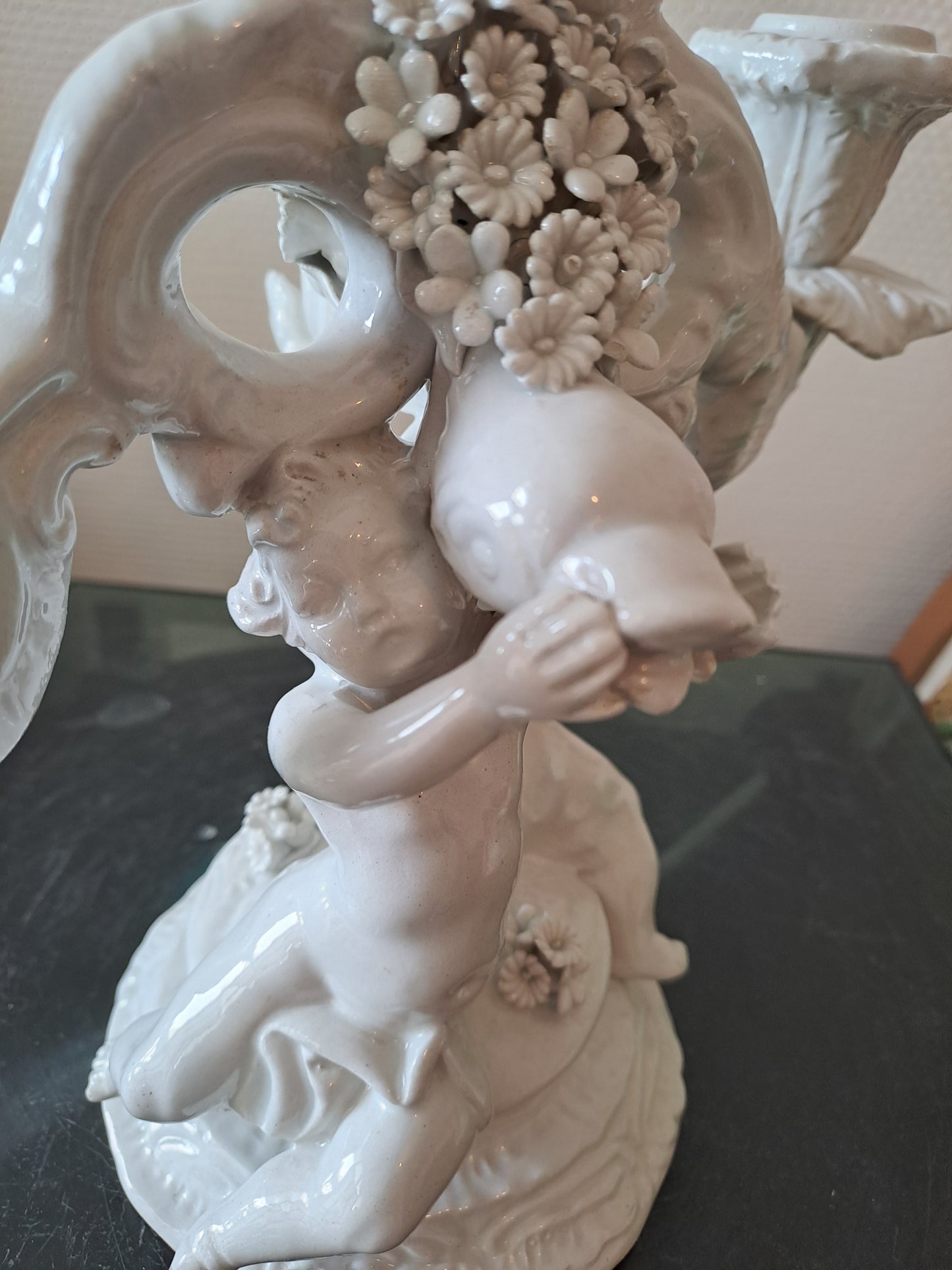 Chandelier Porcelaine Italienne.  Signé C. V. Cherubins/ Putti/ Anges.