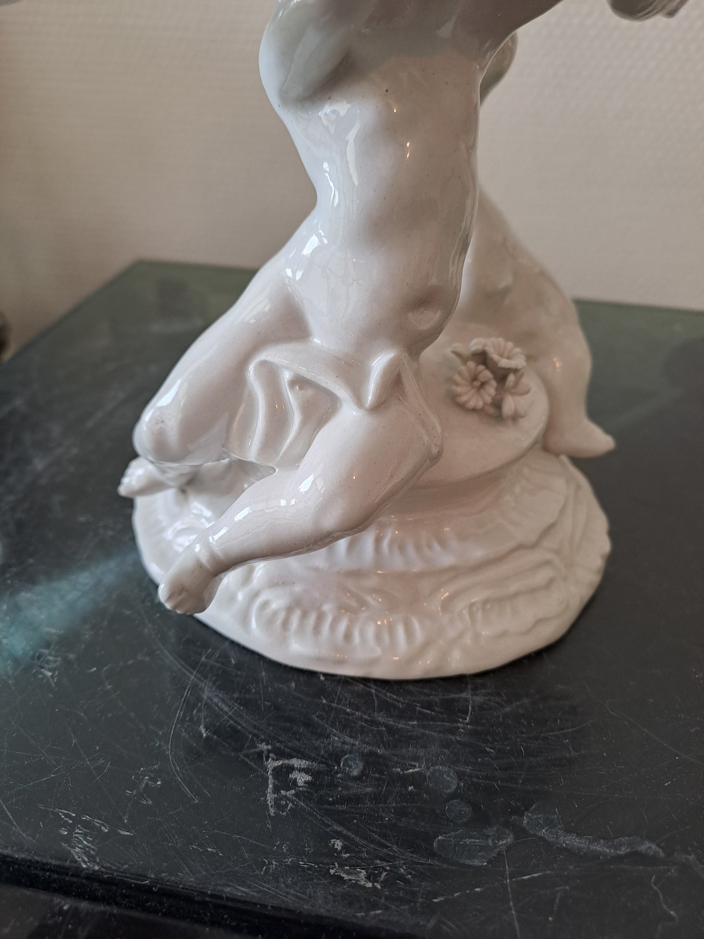 Chandelier Porcelaine Italienne.  Signé C. V. Cherubins/ Putti/ Anges.